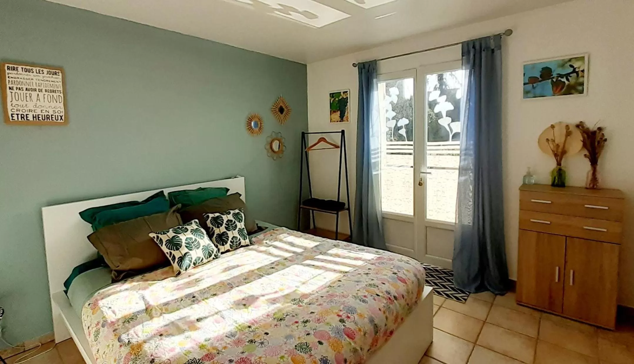 Bedroom, Bed in A l'Ombre des Amandiers Chambres d'hôtes