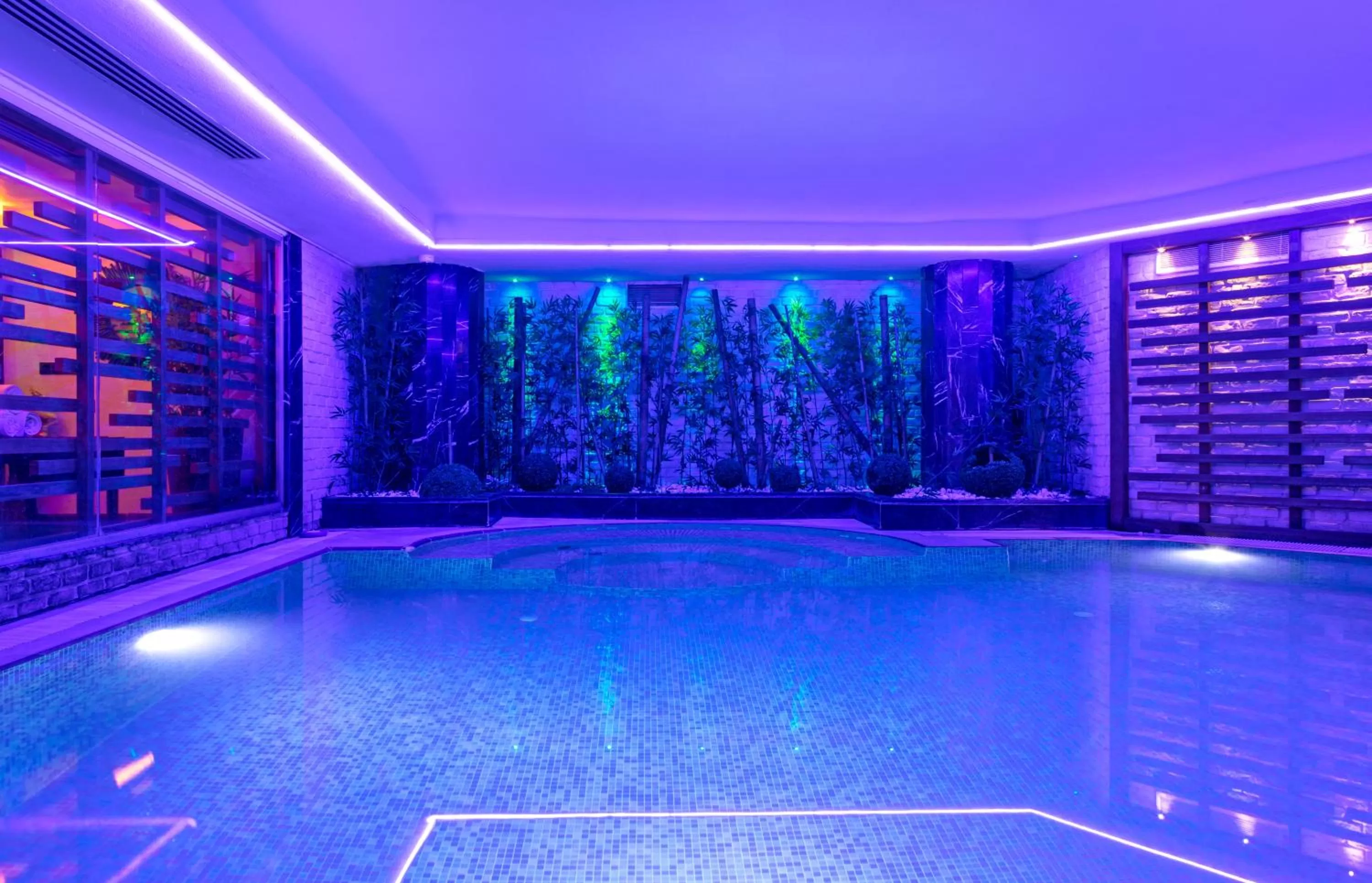 Swimming pool in Mercure Istanbul Bomonti