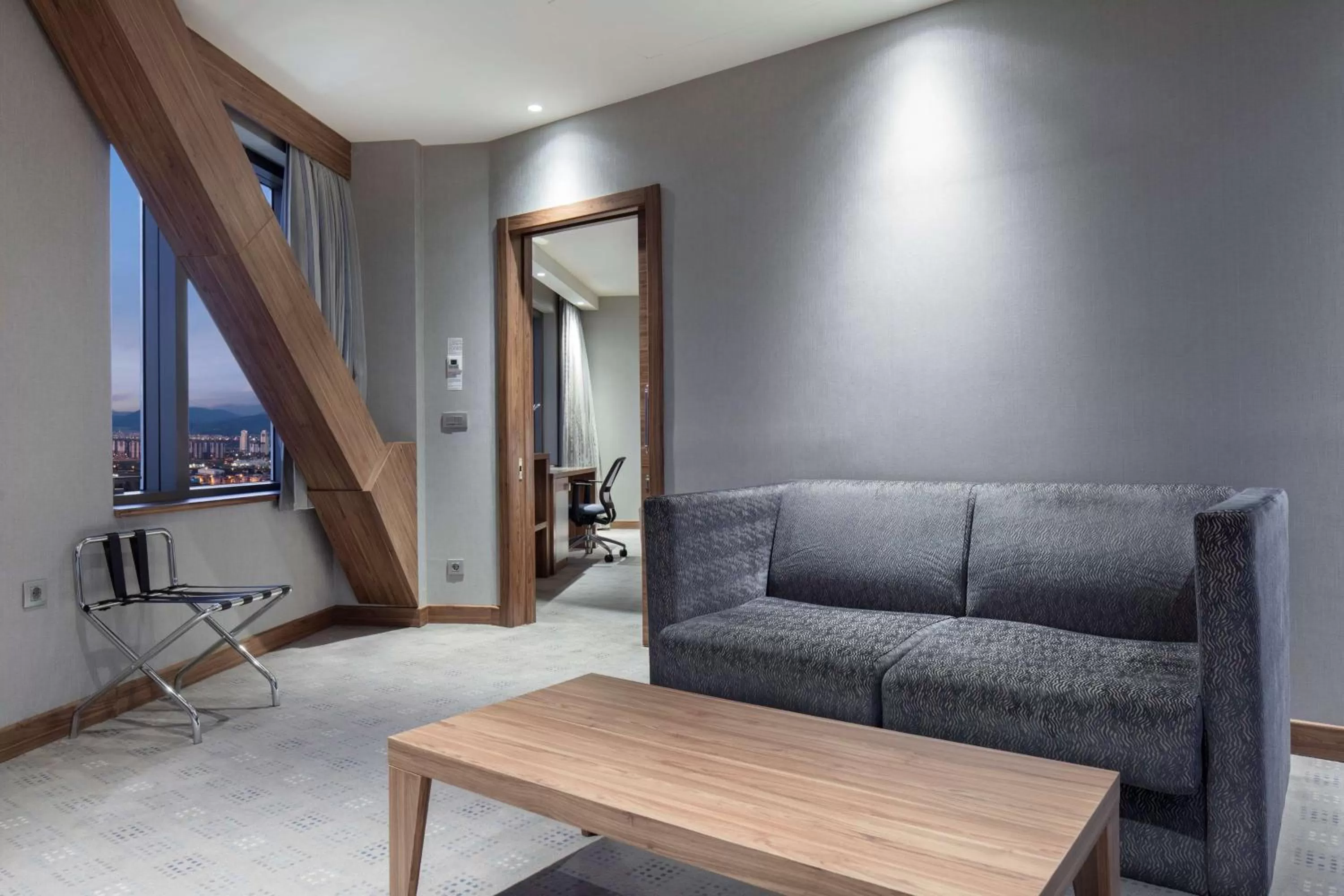 Living room in Hampton By Hilton Bursa