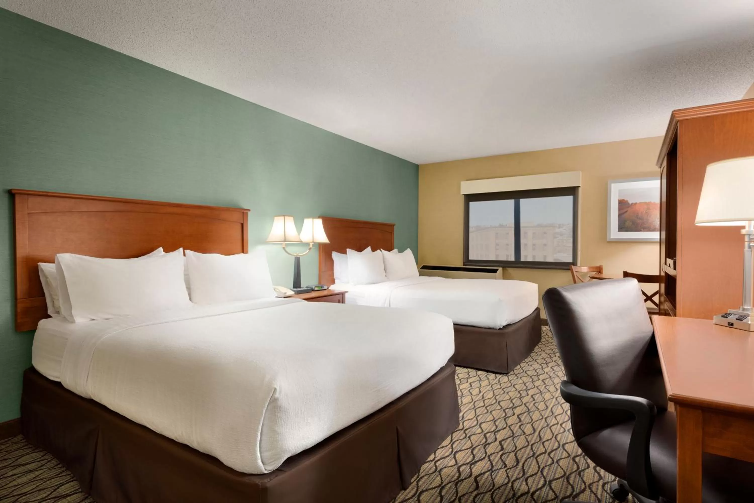 Photo of the whole room, Bed in Holiday Inn & Suites Duluth-Downtown by IHG