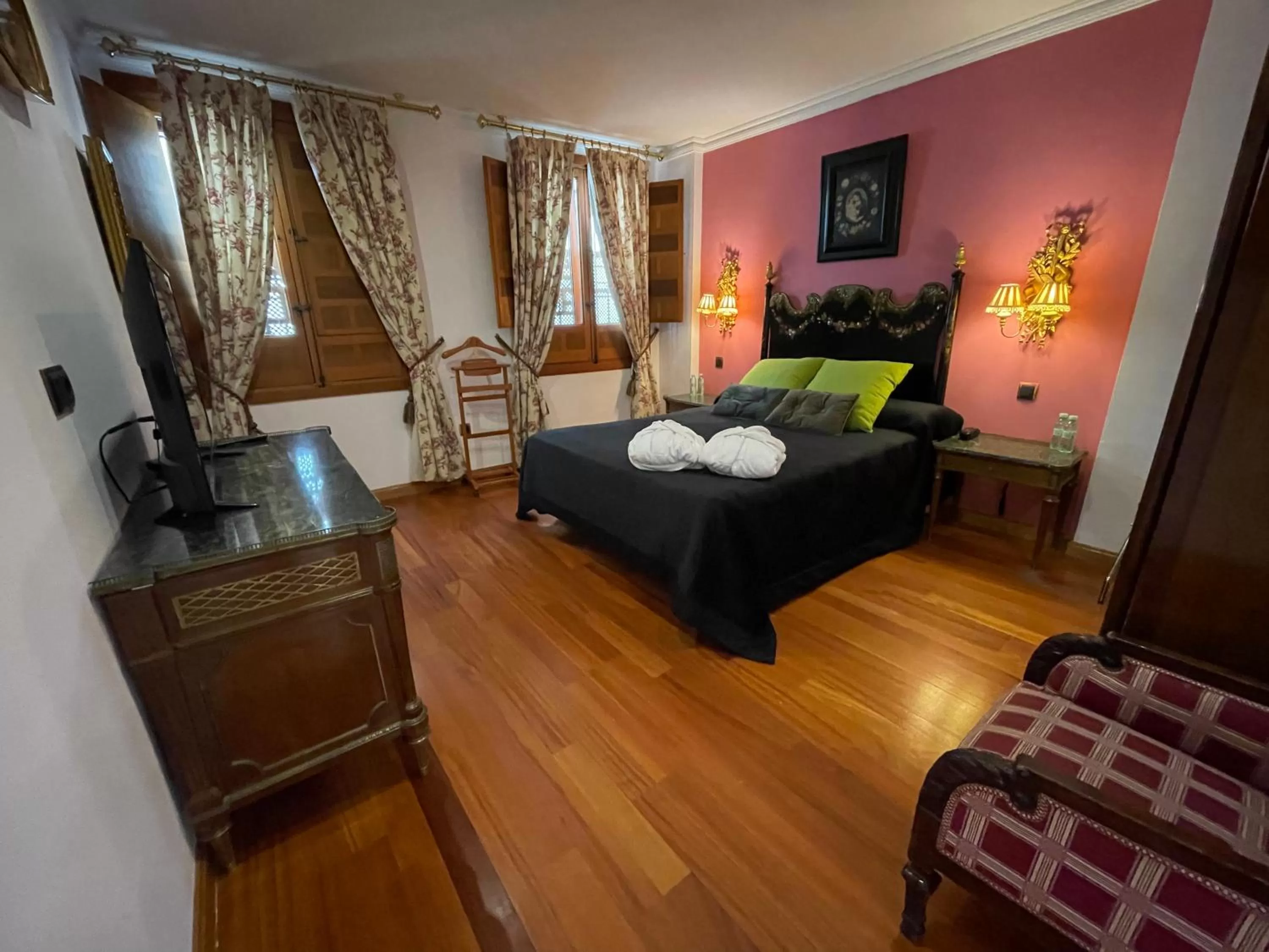 Shower, Bed in La Llave de la Judería Hotel Boutique