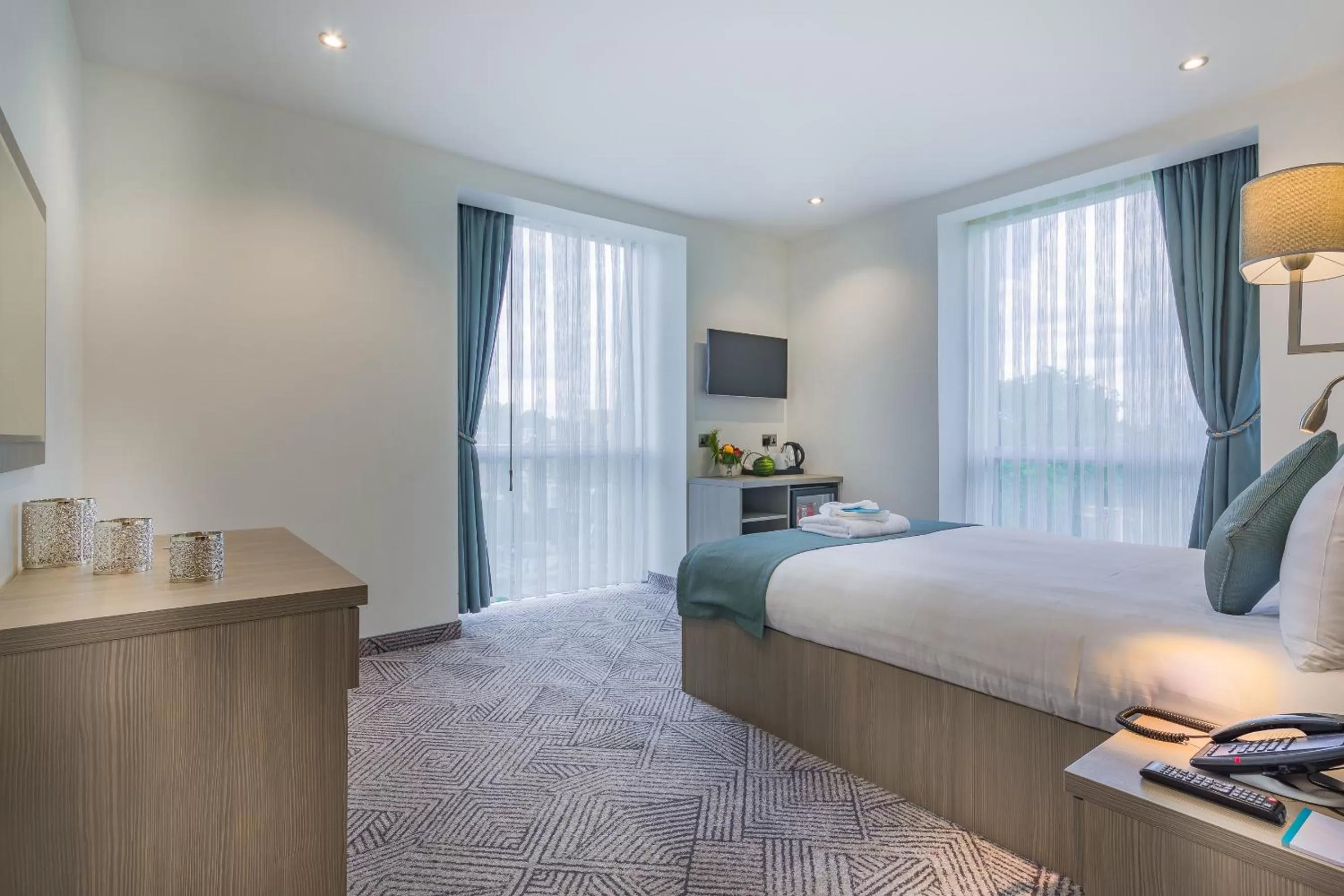 Photo of the whole room, Bed in The Lion & Key Hotel