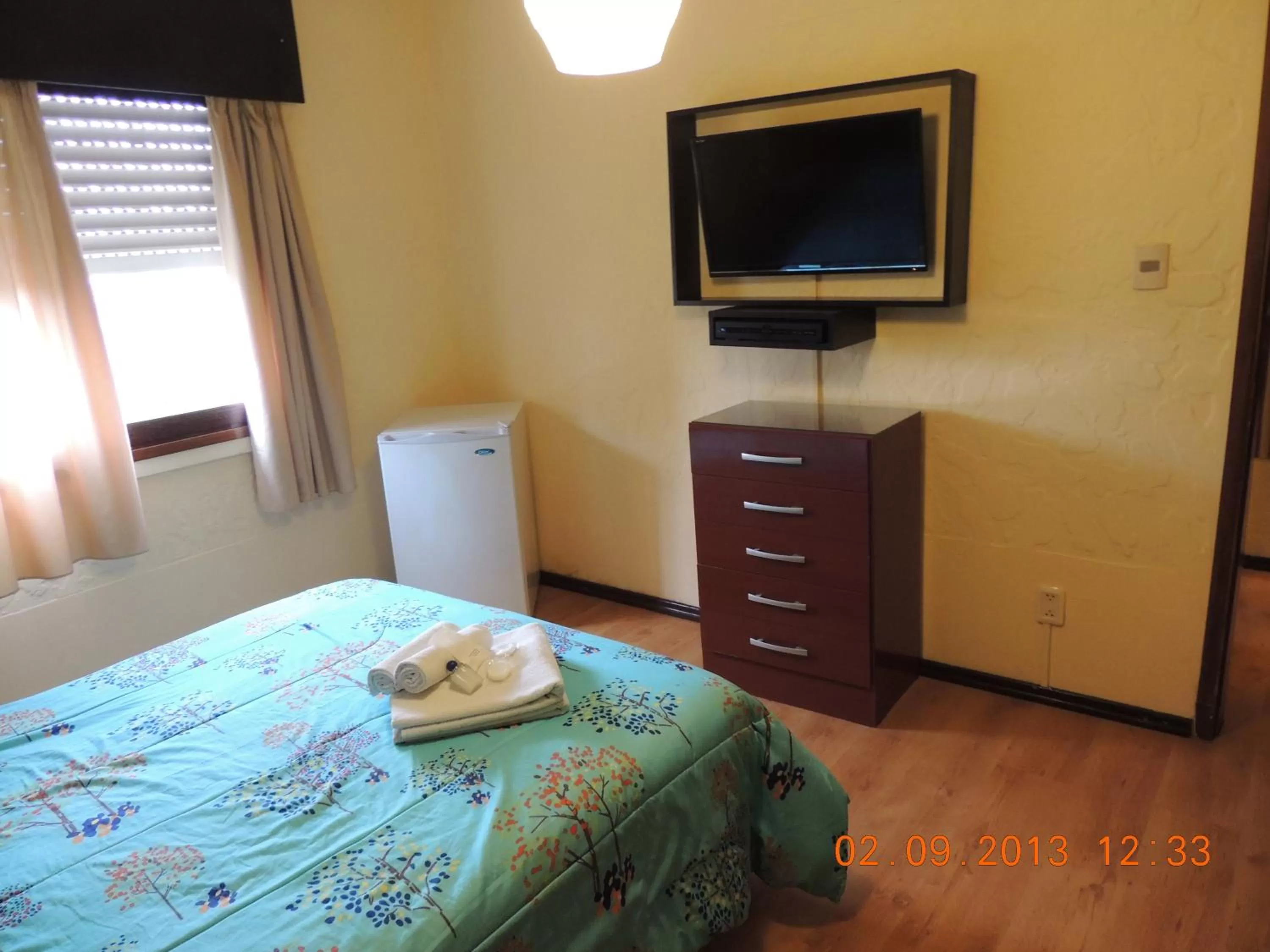 Bed, TV/Entertainment Center in Hotel Internacional