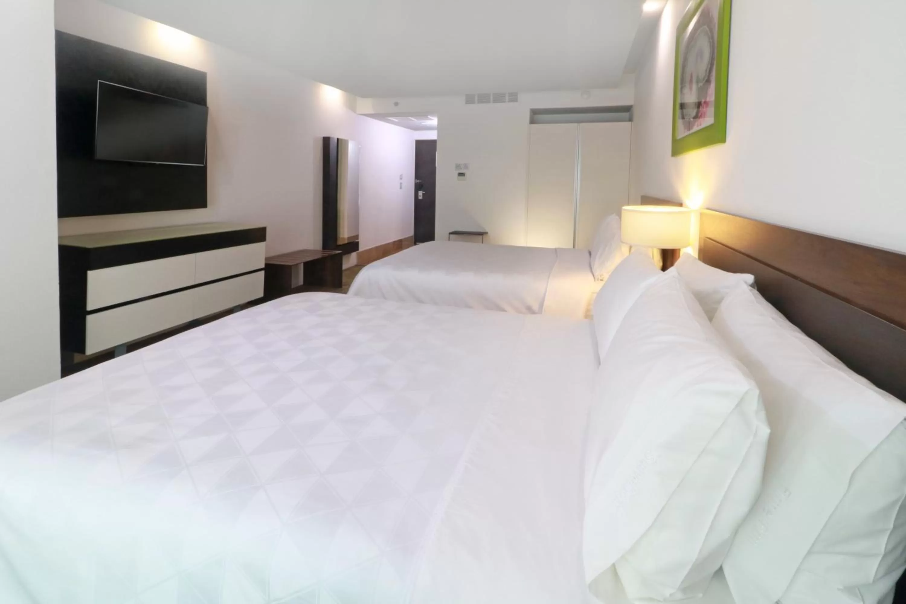 Photo of the whole room, Bed in Holiday Inn Queretaro Zona Krystal by IHG