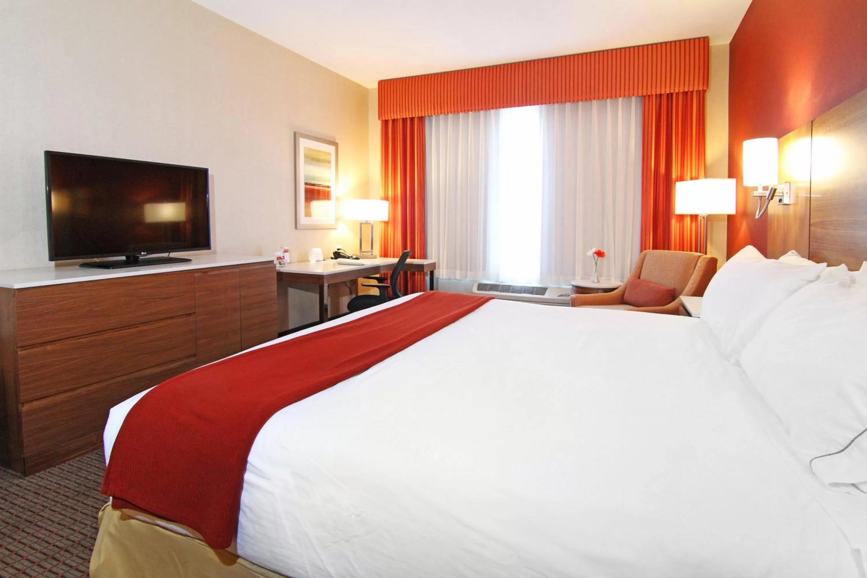 Photo of the whole room, Bed in Holiday Inn Express and Suites Calgary University by IHG