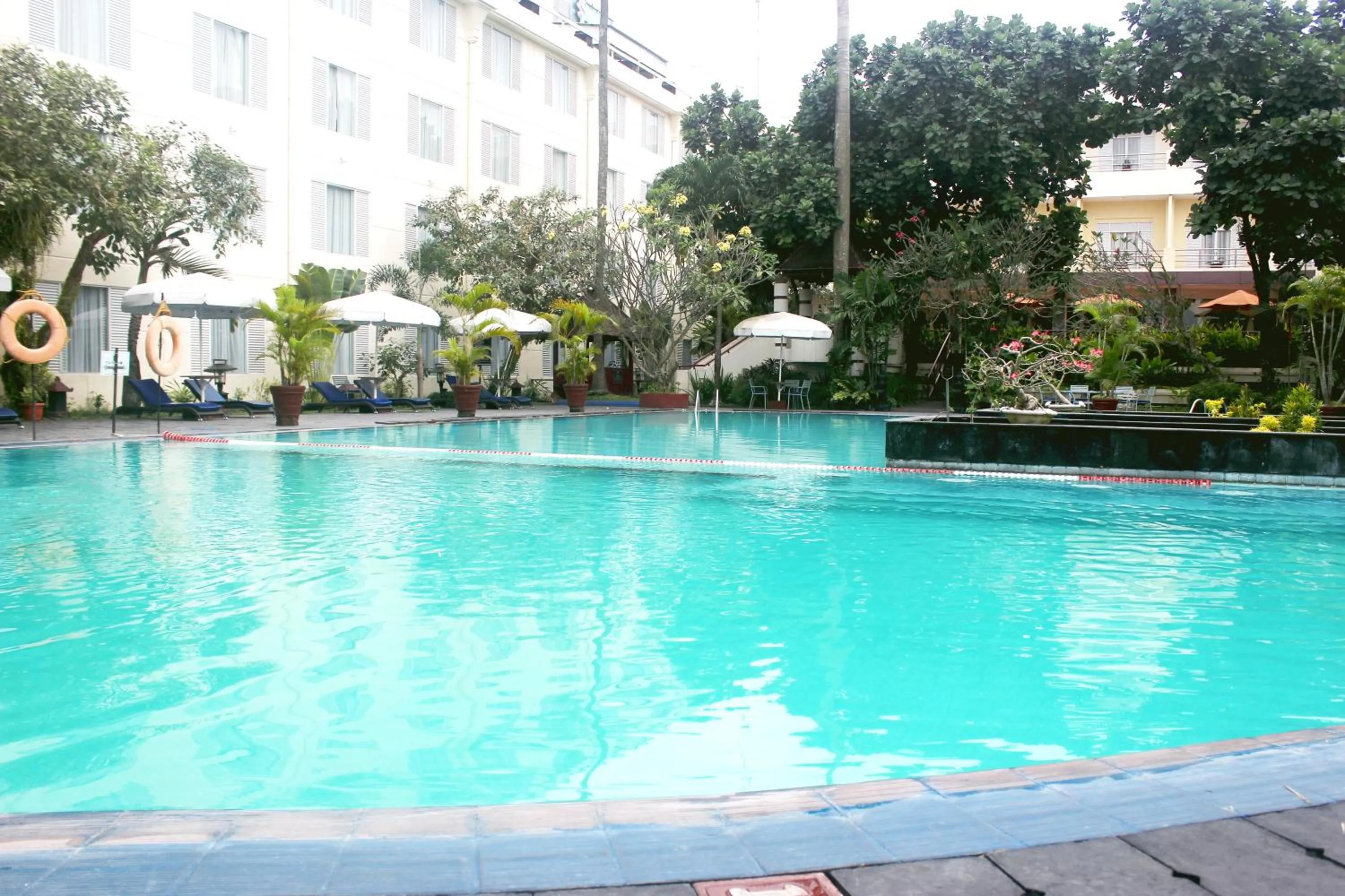 Swimming pool in Hotel New Saphir Yogyakarta