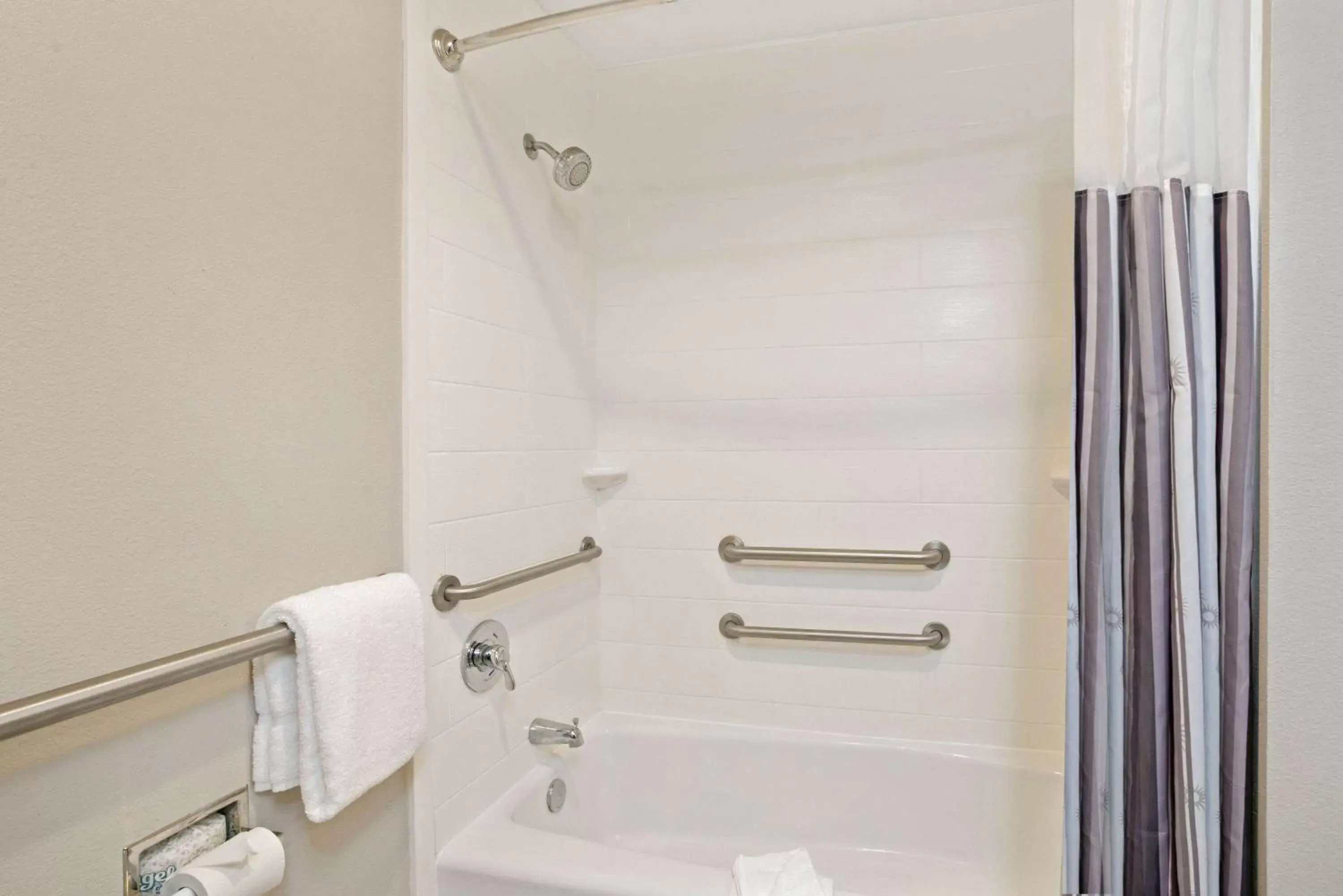 Deluxe King Room with Bath Tub - Mobility/Hearing Accessible - Non-Smoking in La Quinta by Wyndham Corpus Christi - Portland Deluxe King Room with Bath Tub - Mobility/Hearing Accessible - Non-Smoking in La Quinta by Wyndham Corpus Christi - Portland
