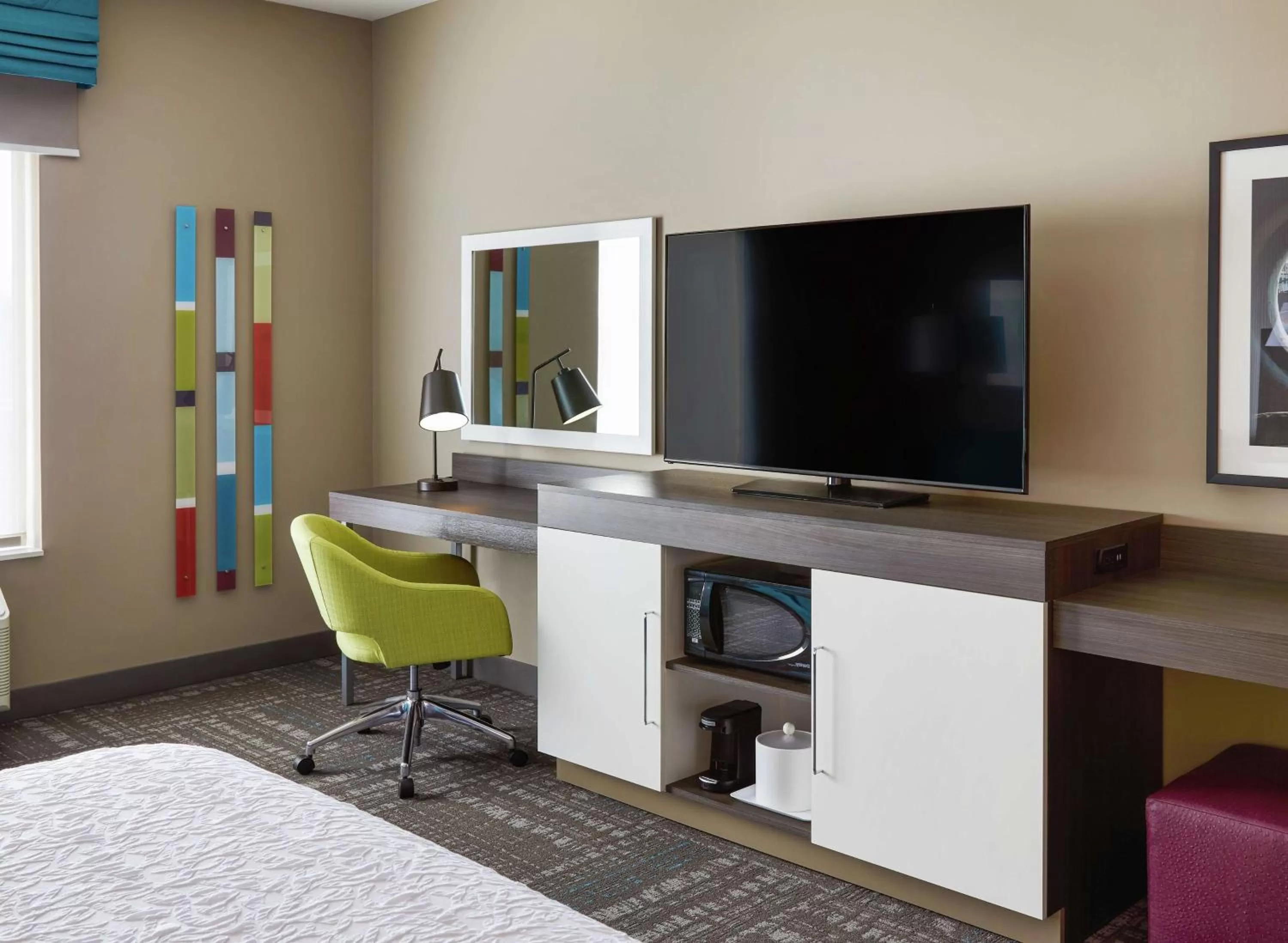 TV and multimedia in Hampton Inn & Suites Chicago/Waukegan