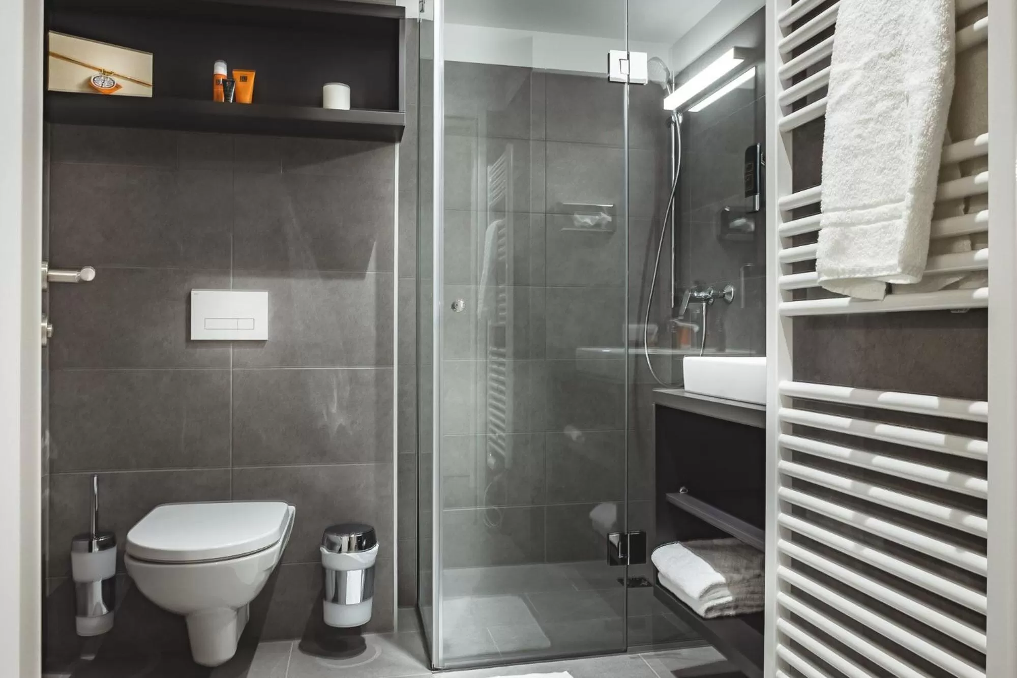 Shower in Oliver Urban I Self check-in Apartments