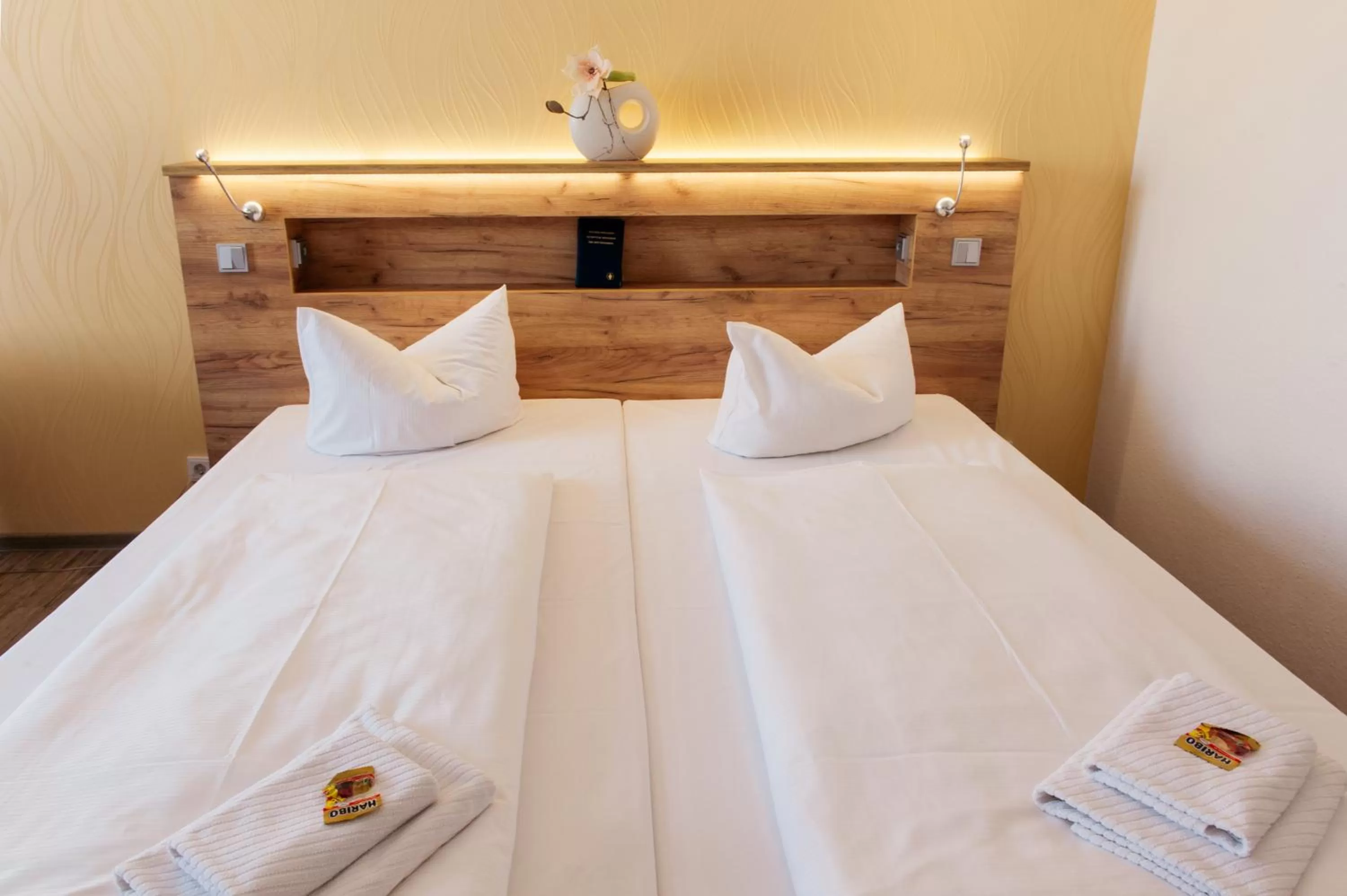 Photo of the whole room, Bed in Hotel & Restaurant "Deutscher Kaiser"