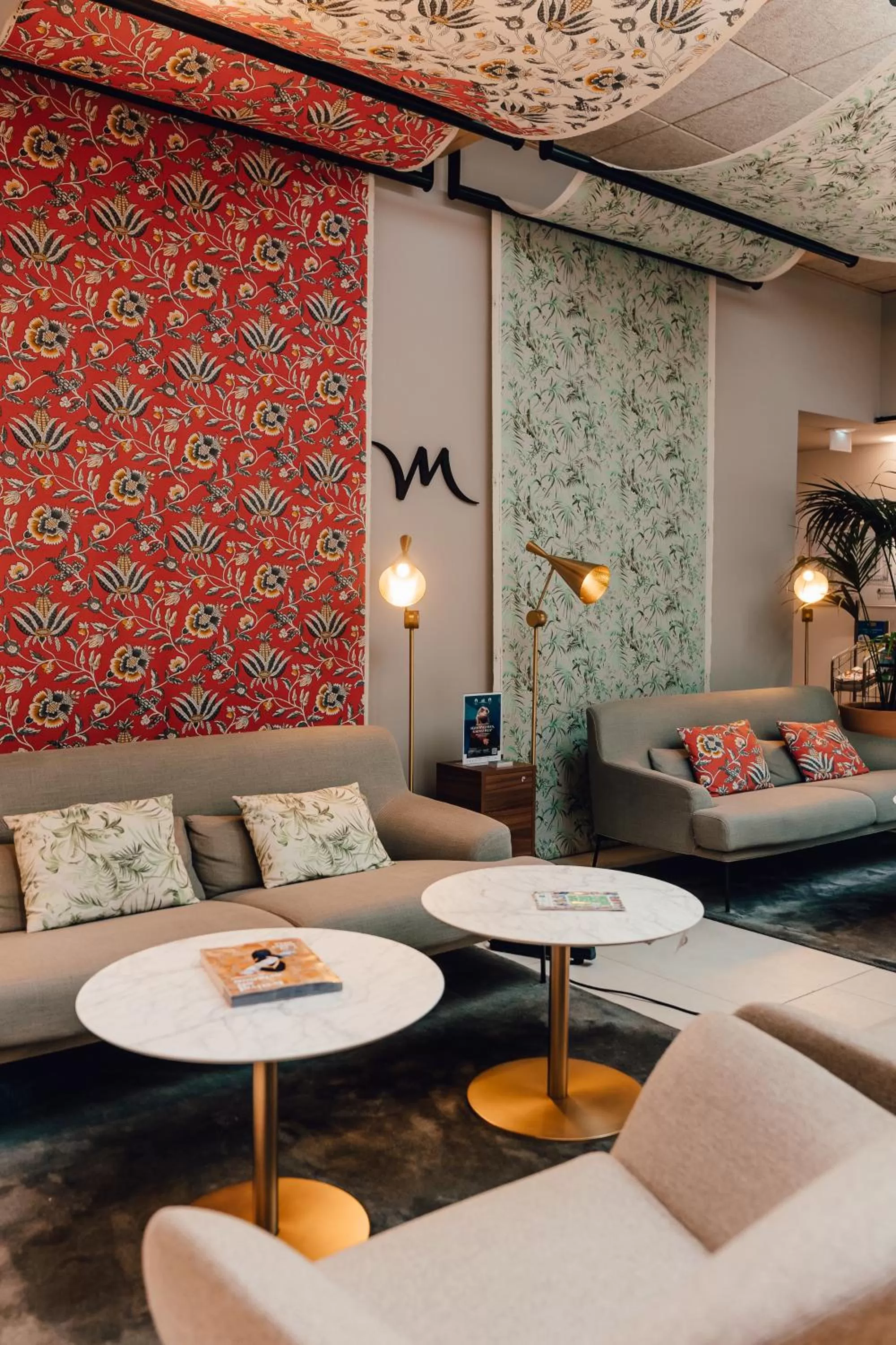 Lobby or reception in Mercure Avignon TGV Hotel & Spa