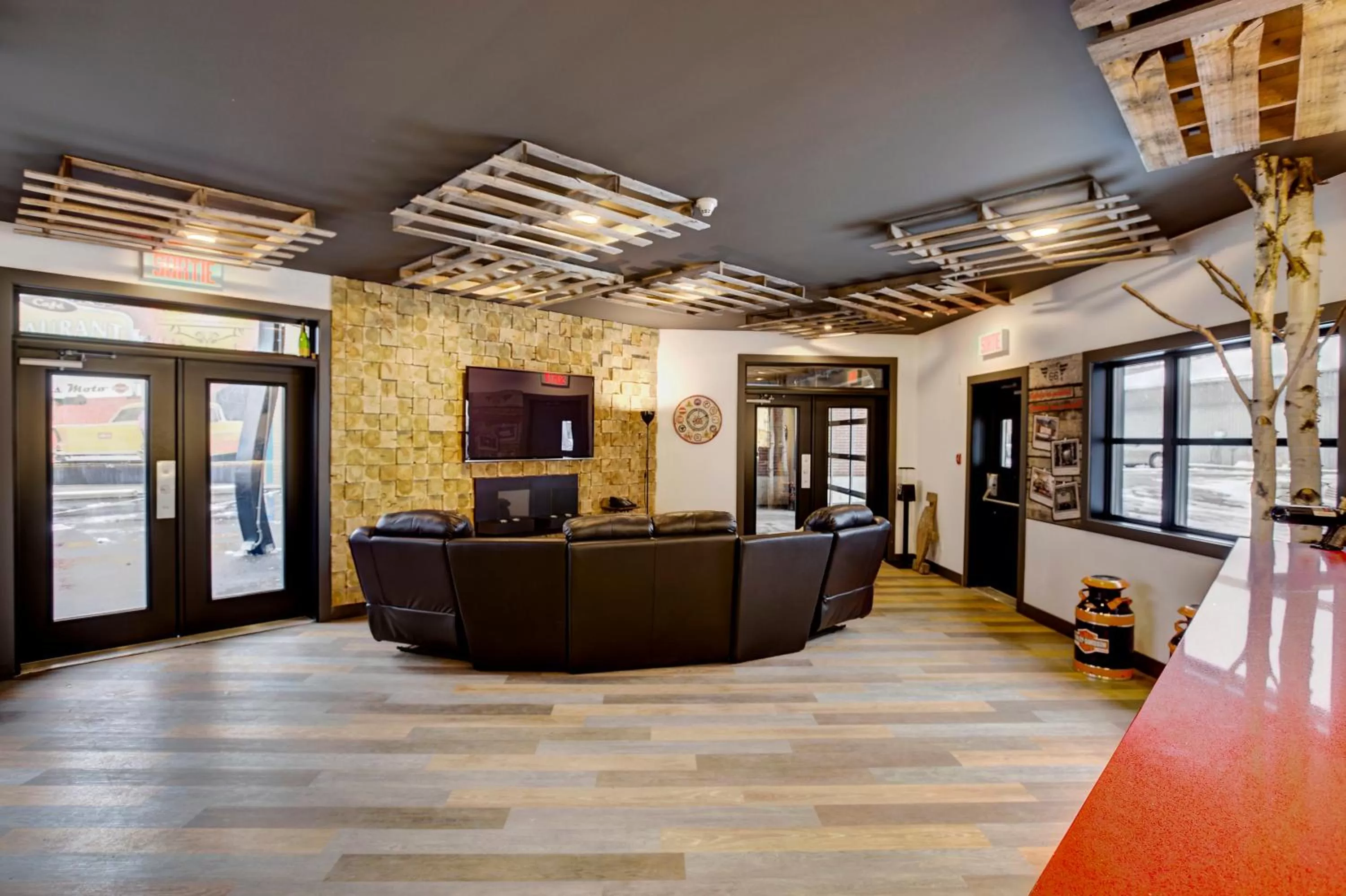 Lobby or reception in Hotel Historique et Manoir Route 66