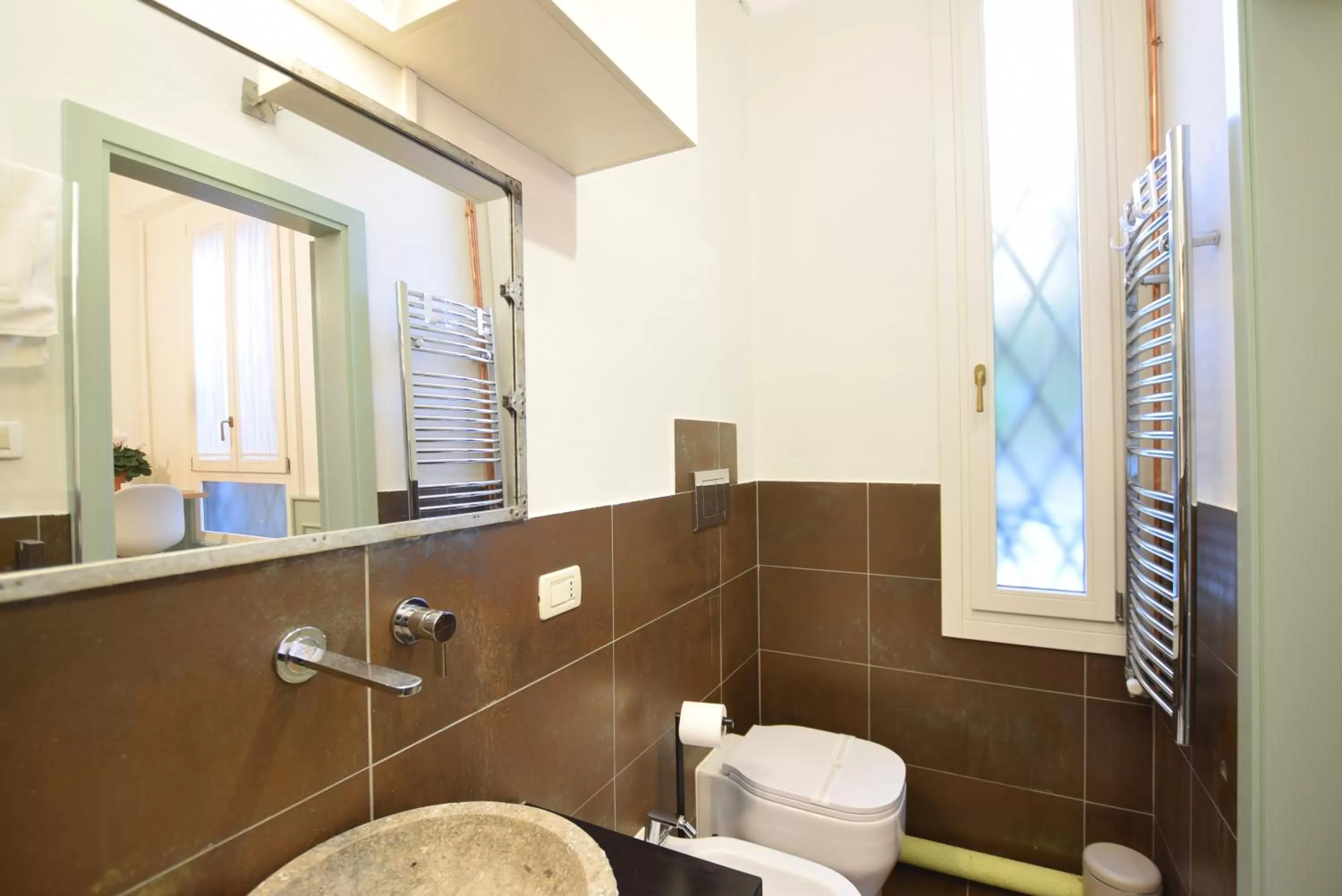 Toilet in Isola Memmia