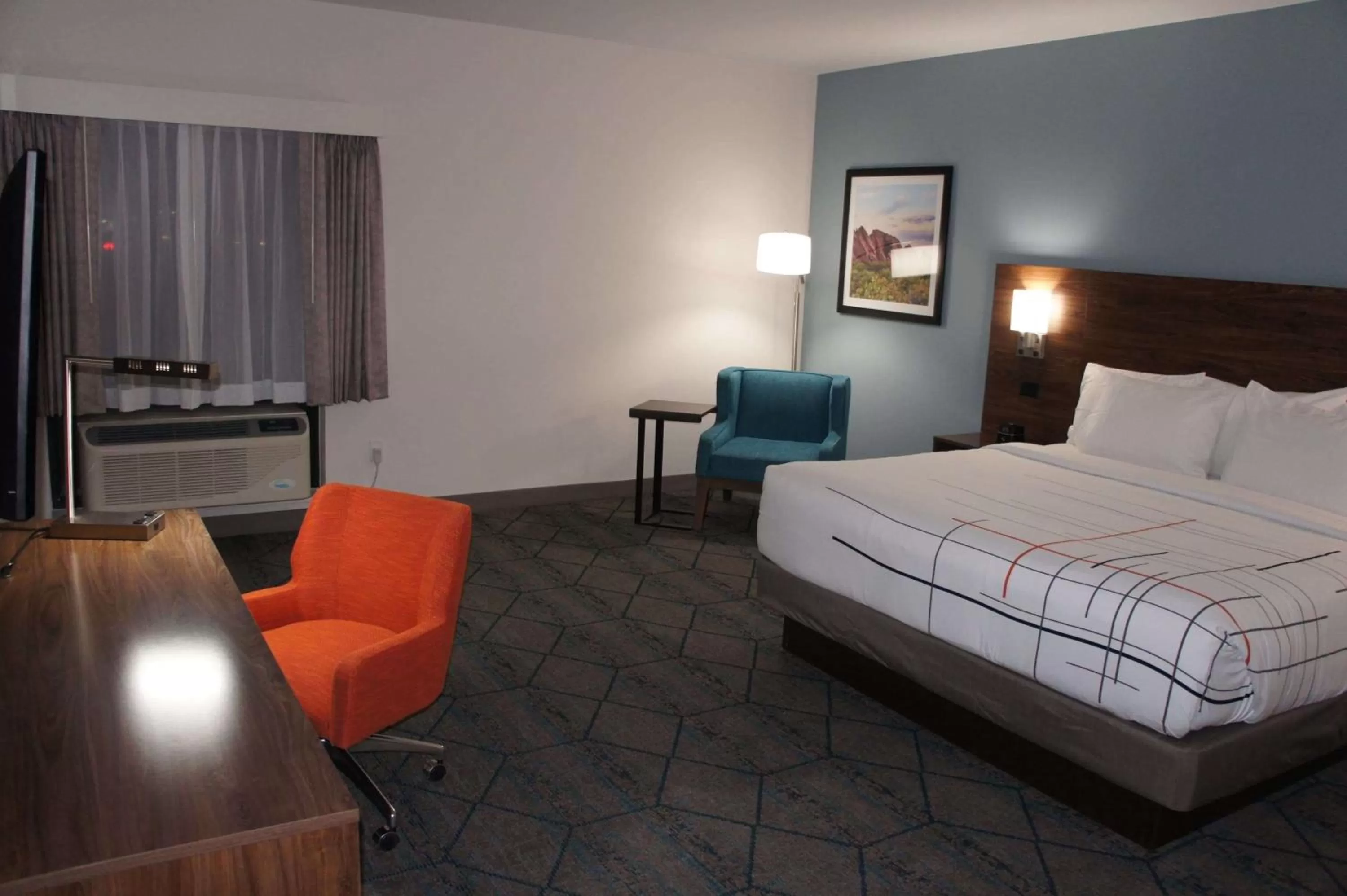 Photo of the whole room, Bed in La Quinta Inn & Suites by Wyndham Littleton-Red Rocks