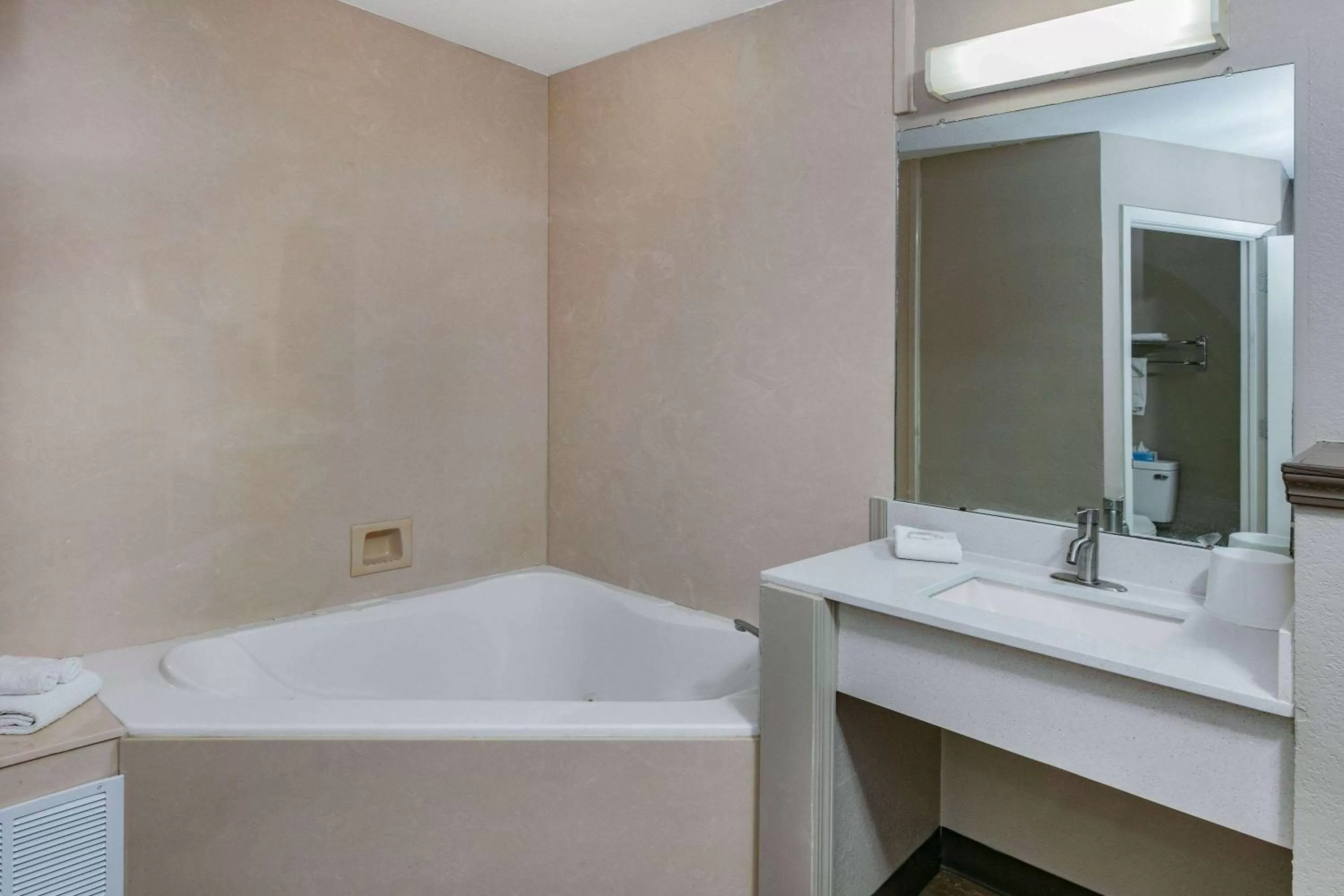 TV and multimedia in Super 8 by Wyndham Moss Point