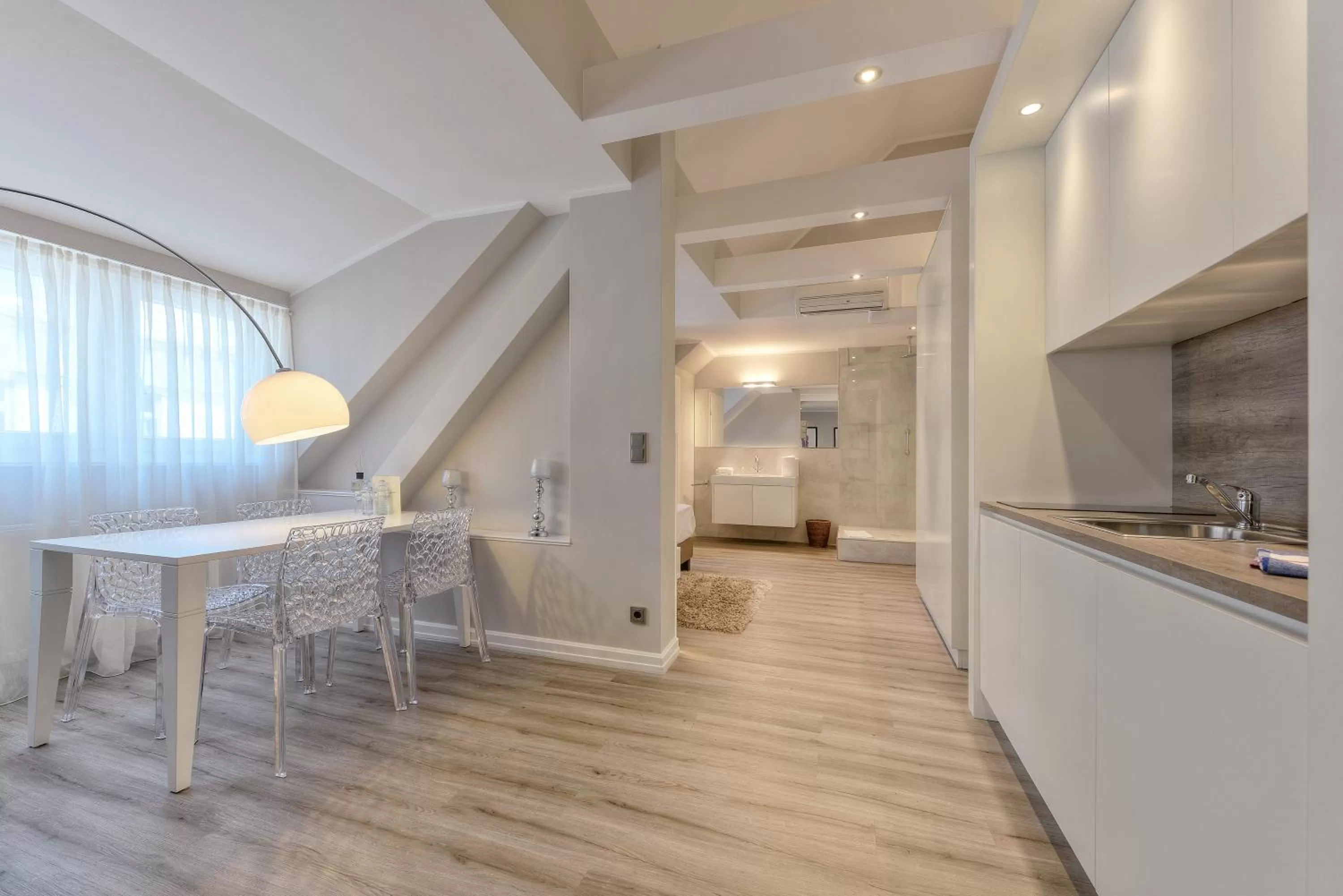 Photo of the whole room, Kitchen/Kitchenette in Carlstadt Suites Düsseldorf