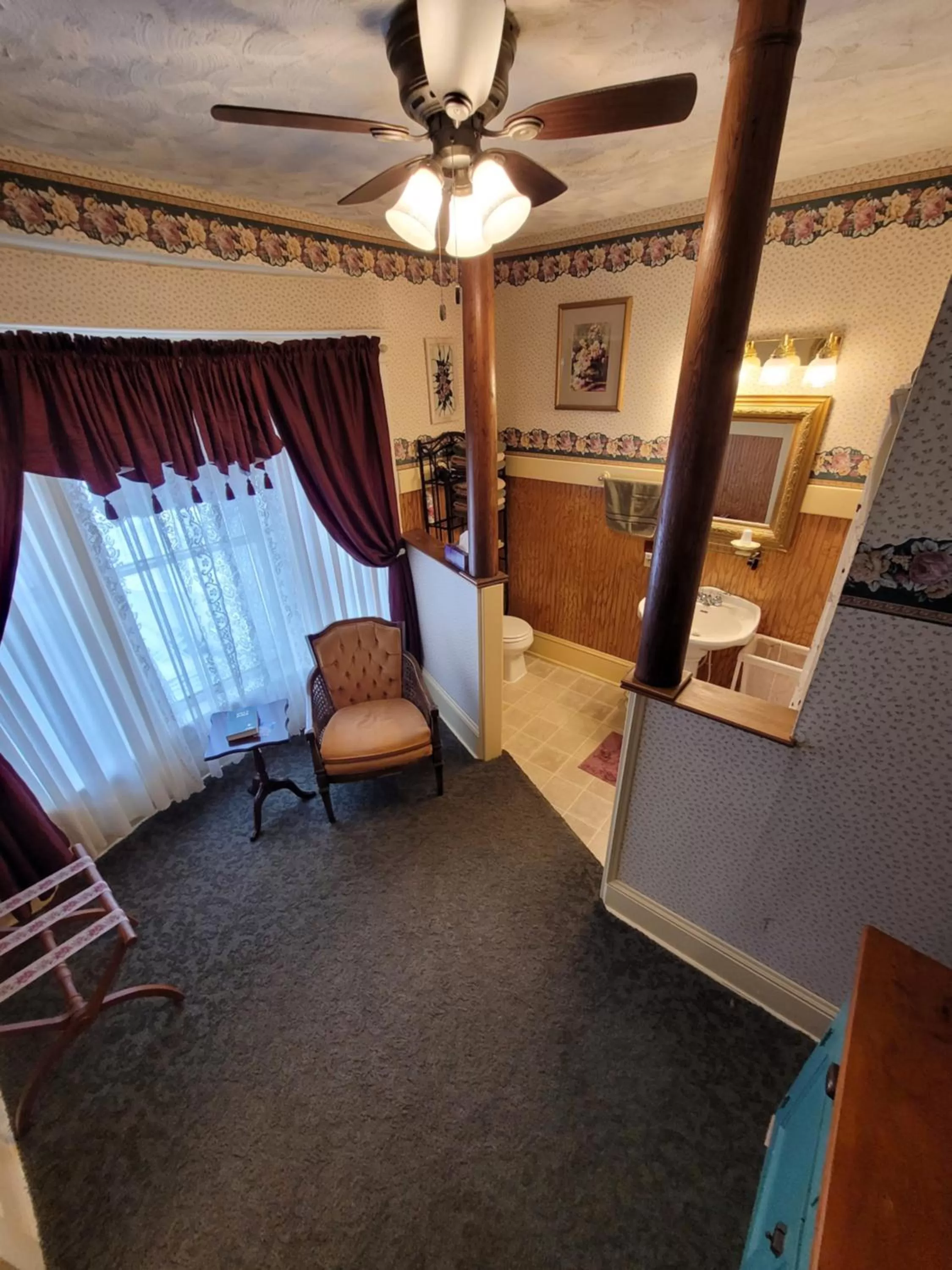 Bathroom, Bed in Prairie House Manor Bed and Breakfast