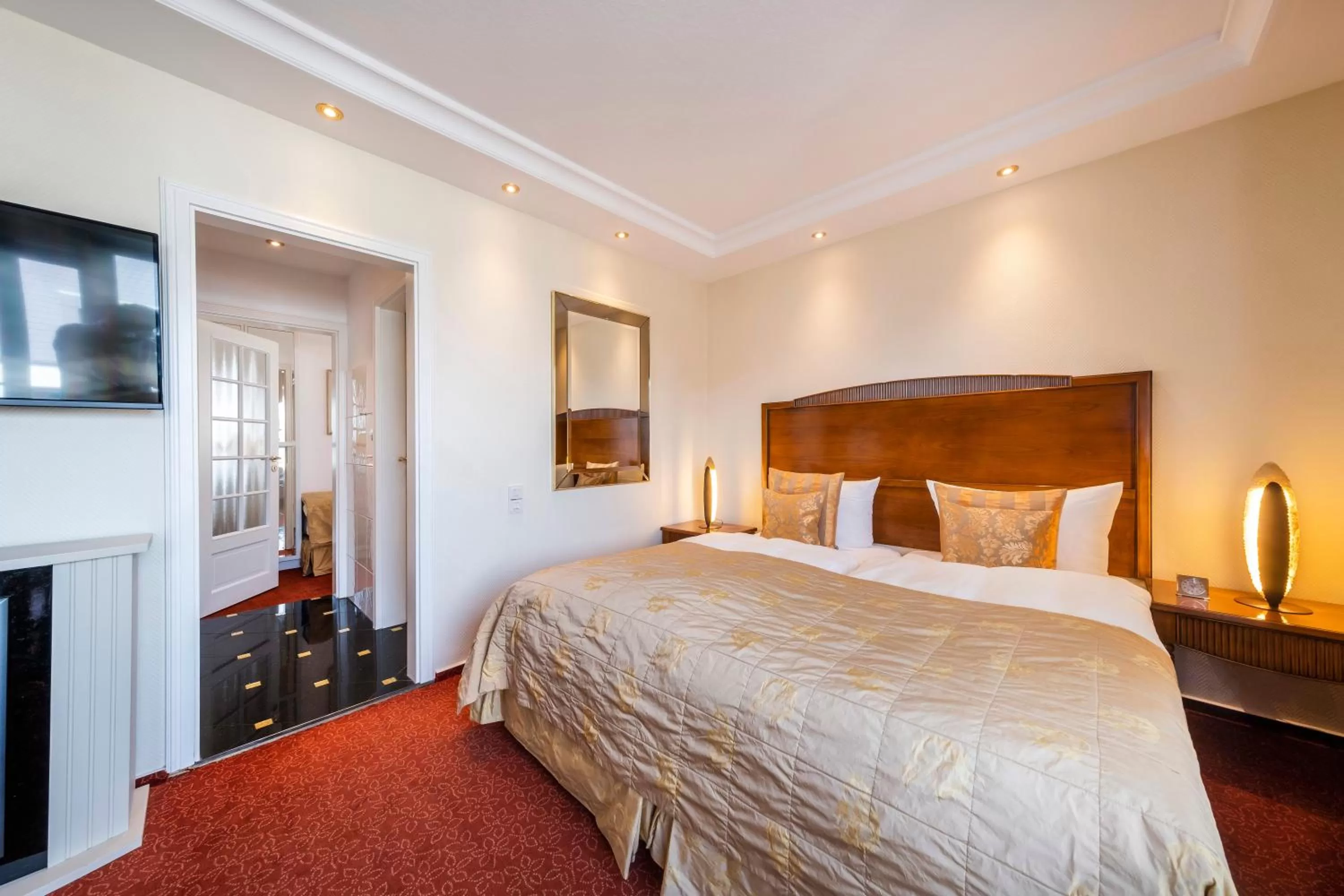 Photo of the whole room, Bed in Hotel Apartments Büngers - Mein Refugium am Meer mit Sommerstrandkorb