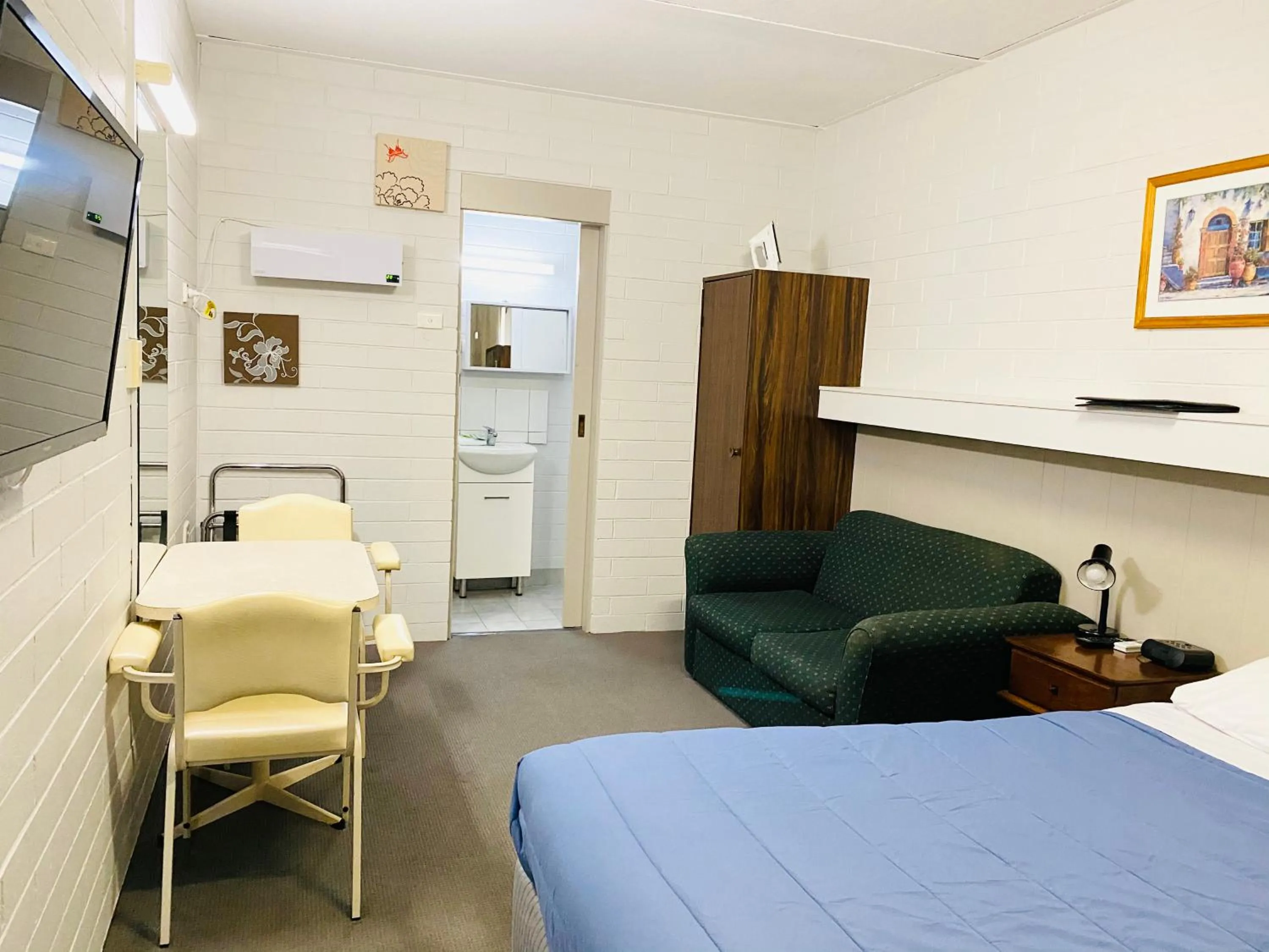 Bed in Millers Cottage Motel