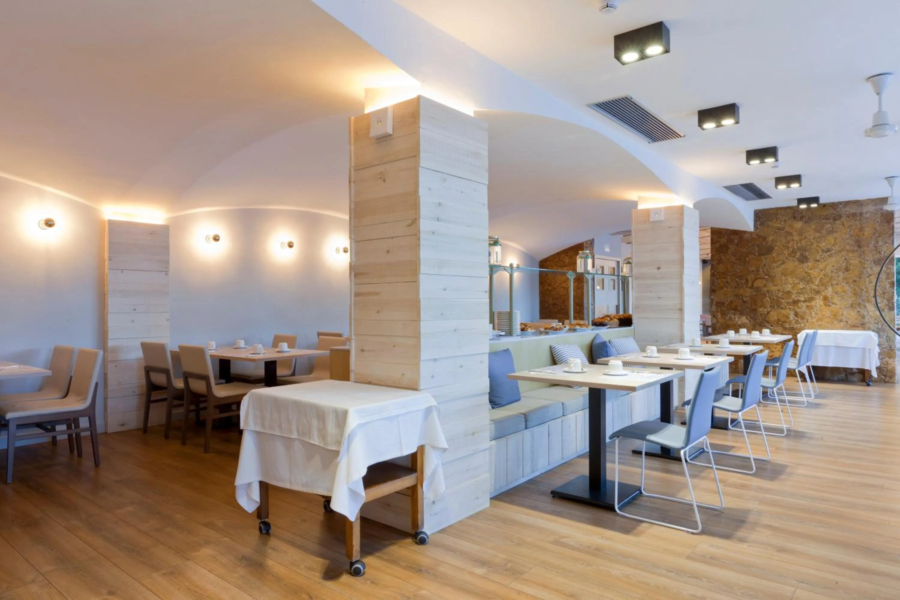 Restaurant/places to eat in Hotel Alga