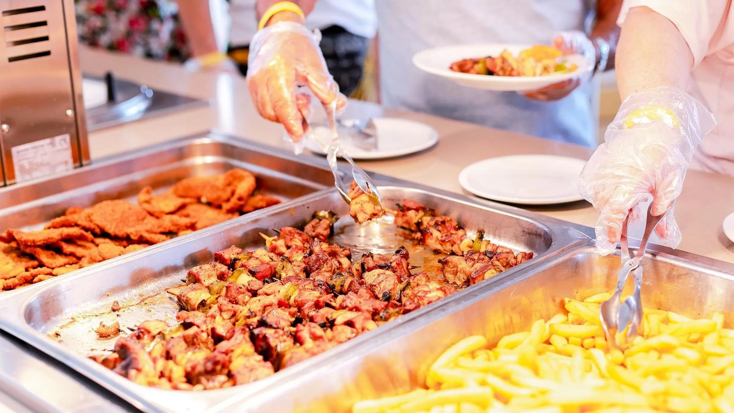 Restaurant/places to eat in Auramar Beach Resort