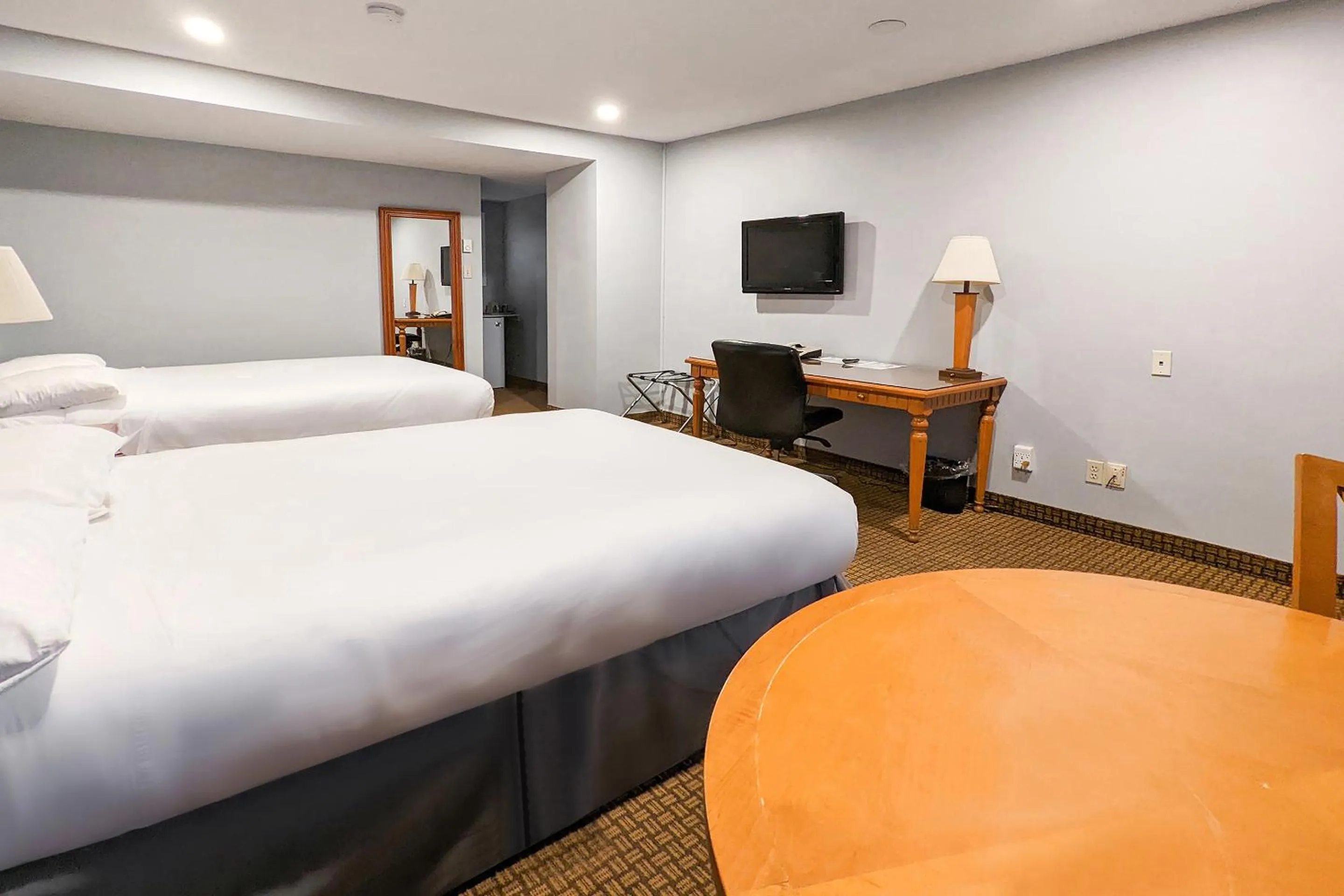 Bedroom, Bed in First Canada Hotel Cornwall Hwy 401 ON