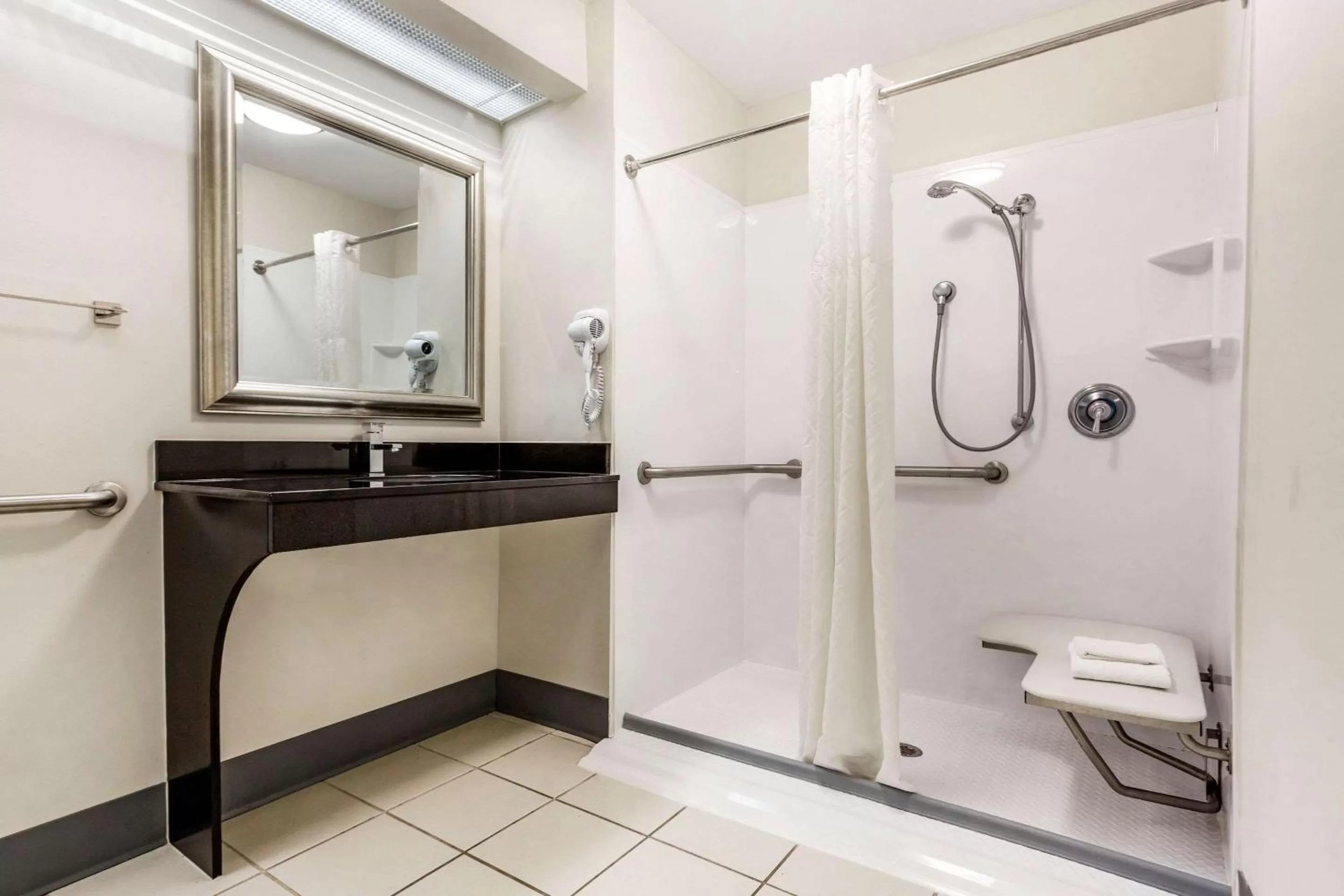 Bathroom in Quality Inn Lancaster