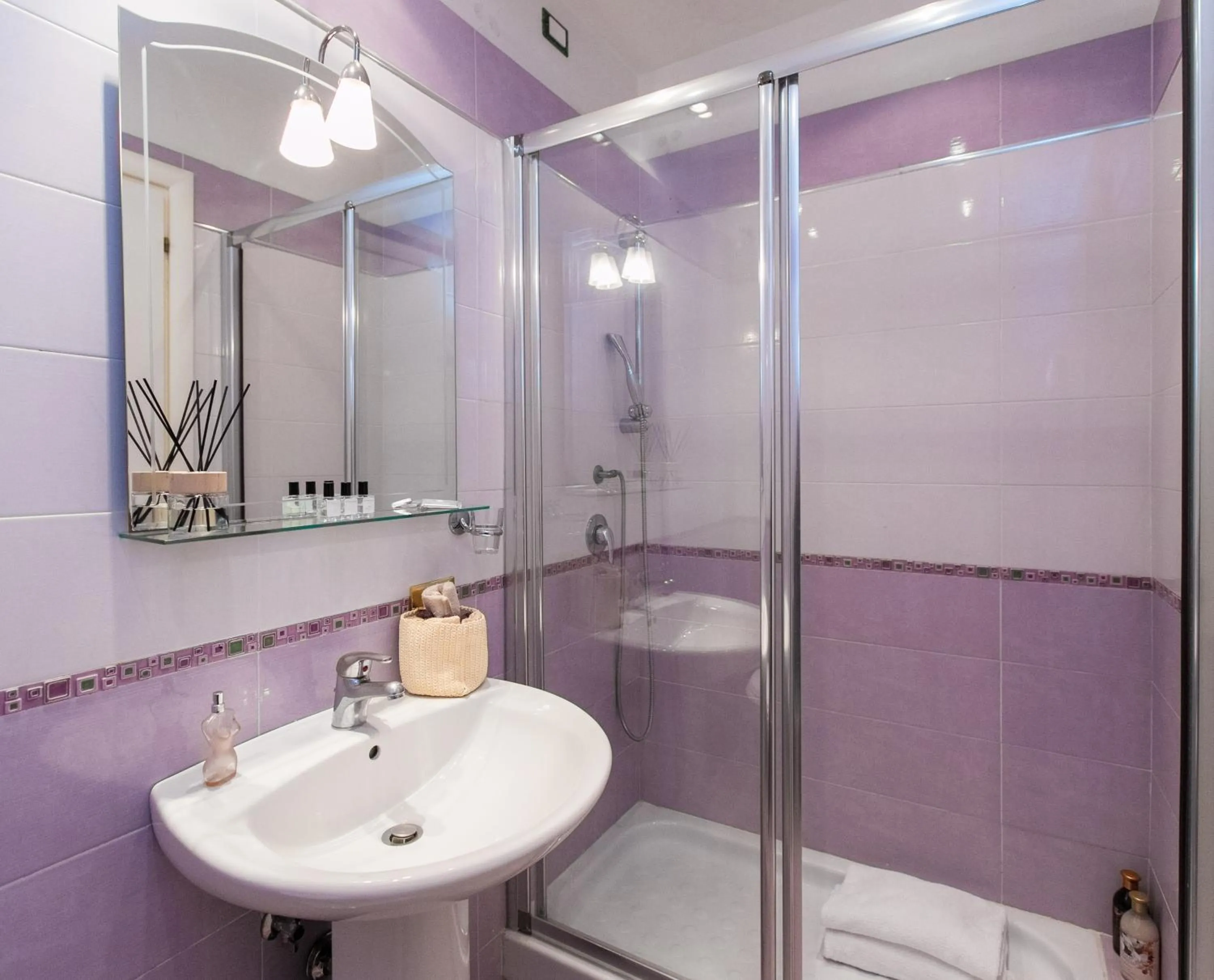 Shower in Hotel Erdarelli