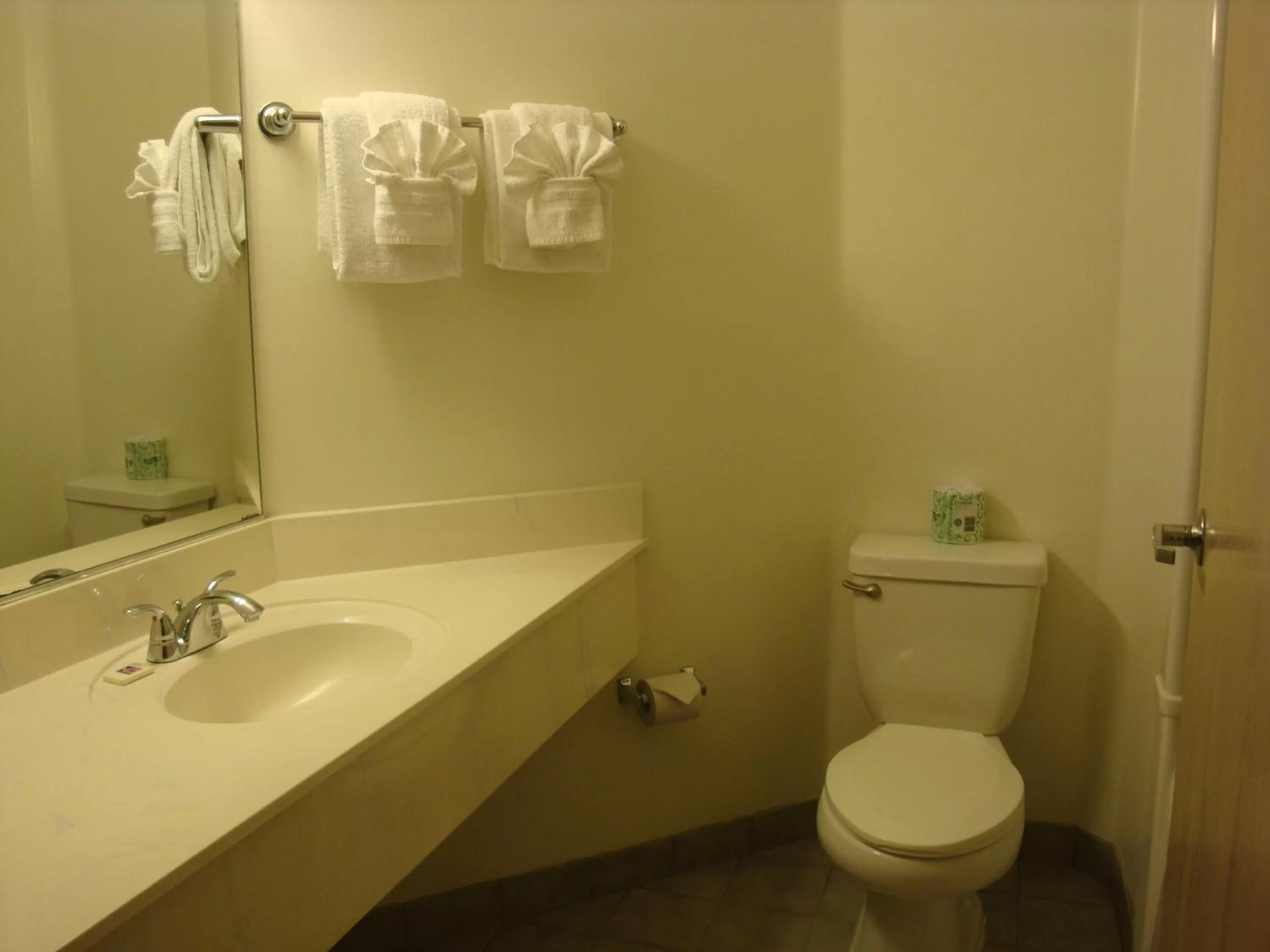 Bathroom in Lakeside Inn Lake Havasu City