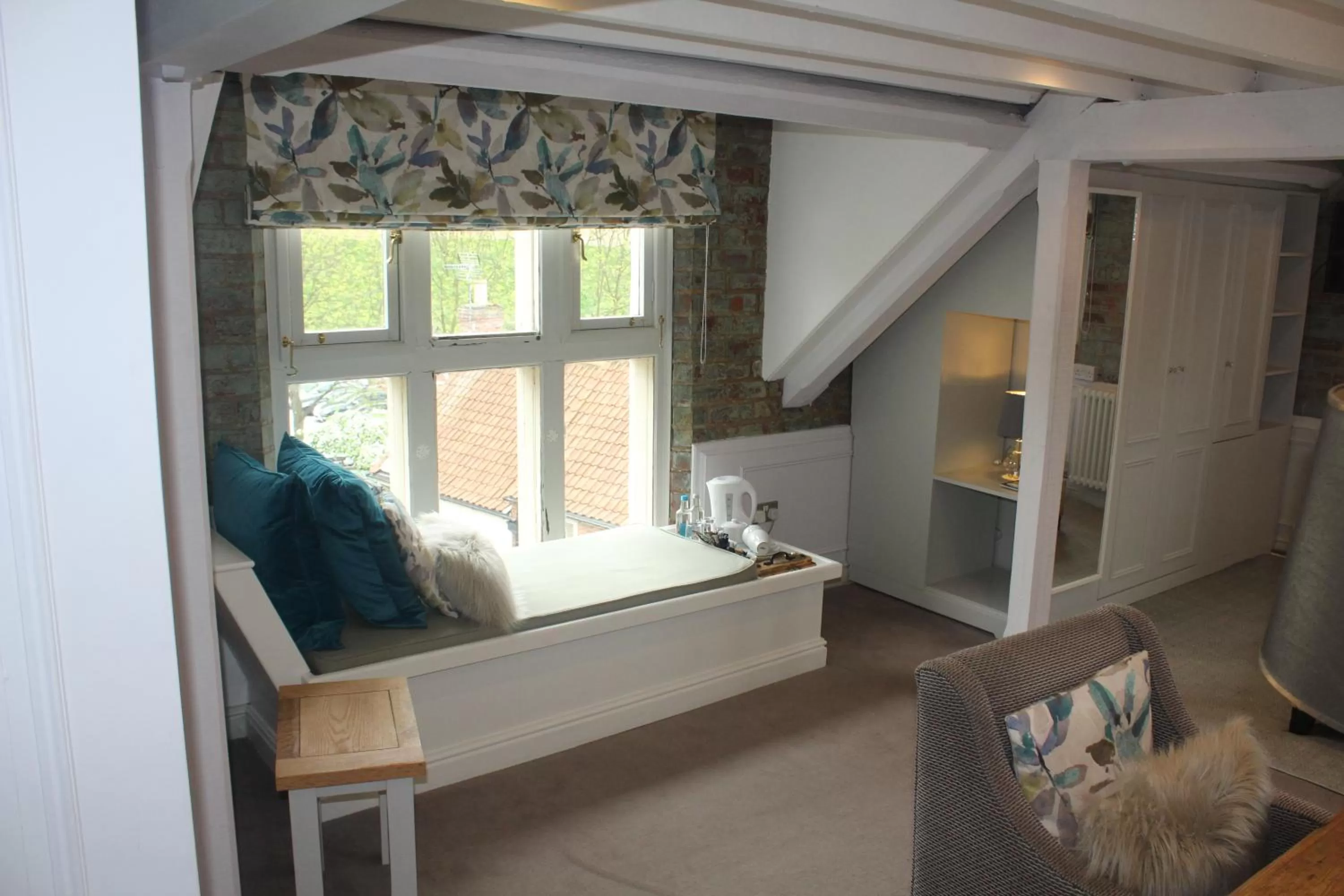 Seating area, Bed in Castle Hotel & Apartments