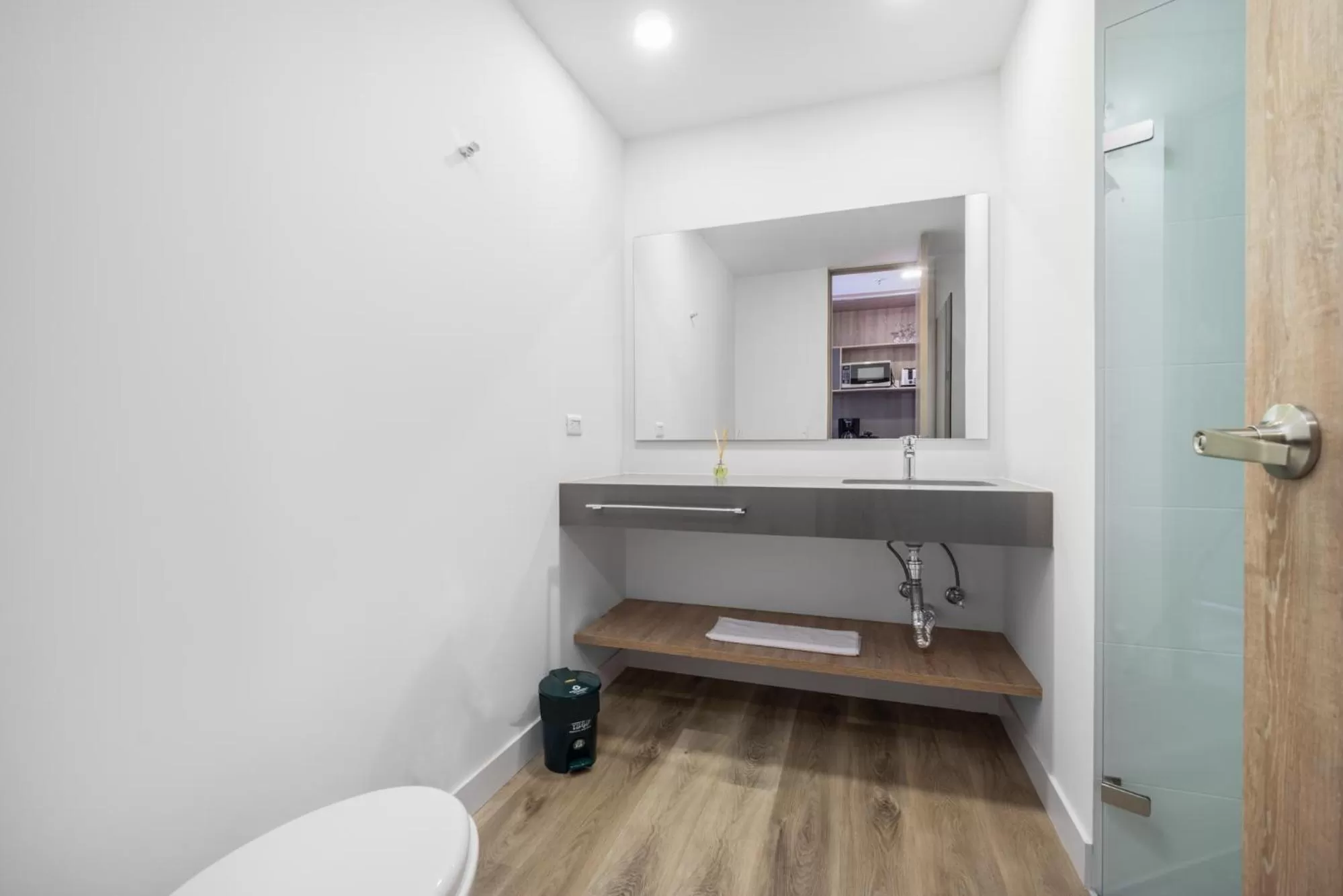 Toilet in Apartamentos Go Living & Suites by HOUSY HOST