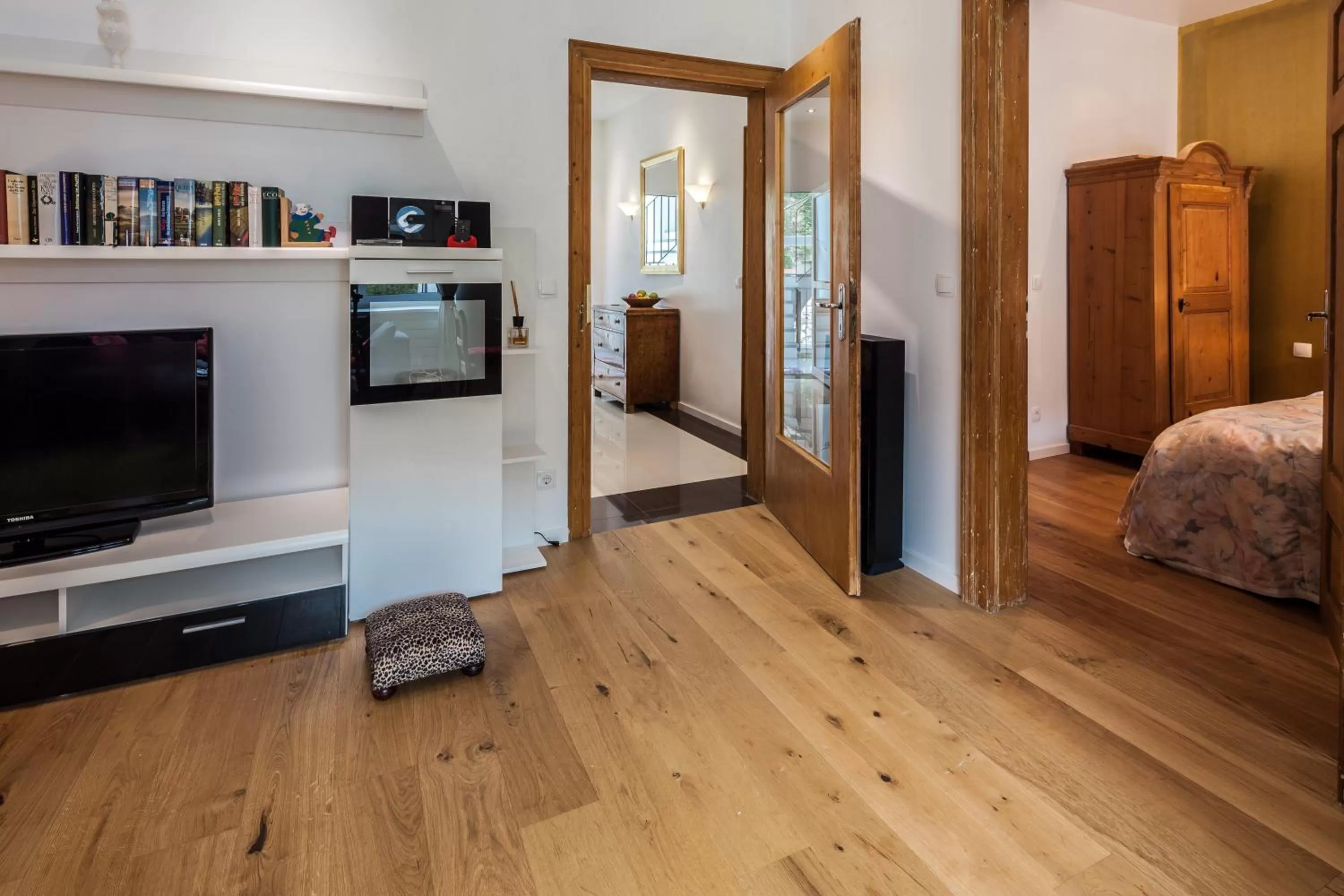 Living room, Bed in GL Suites