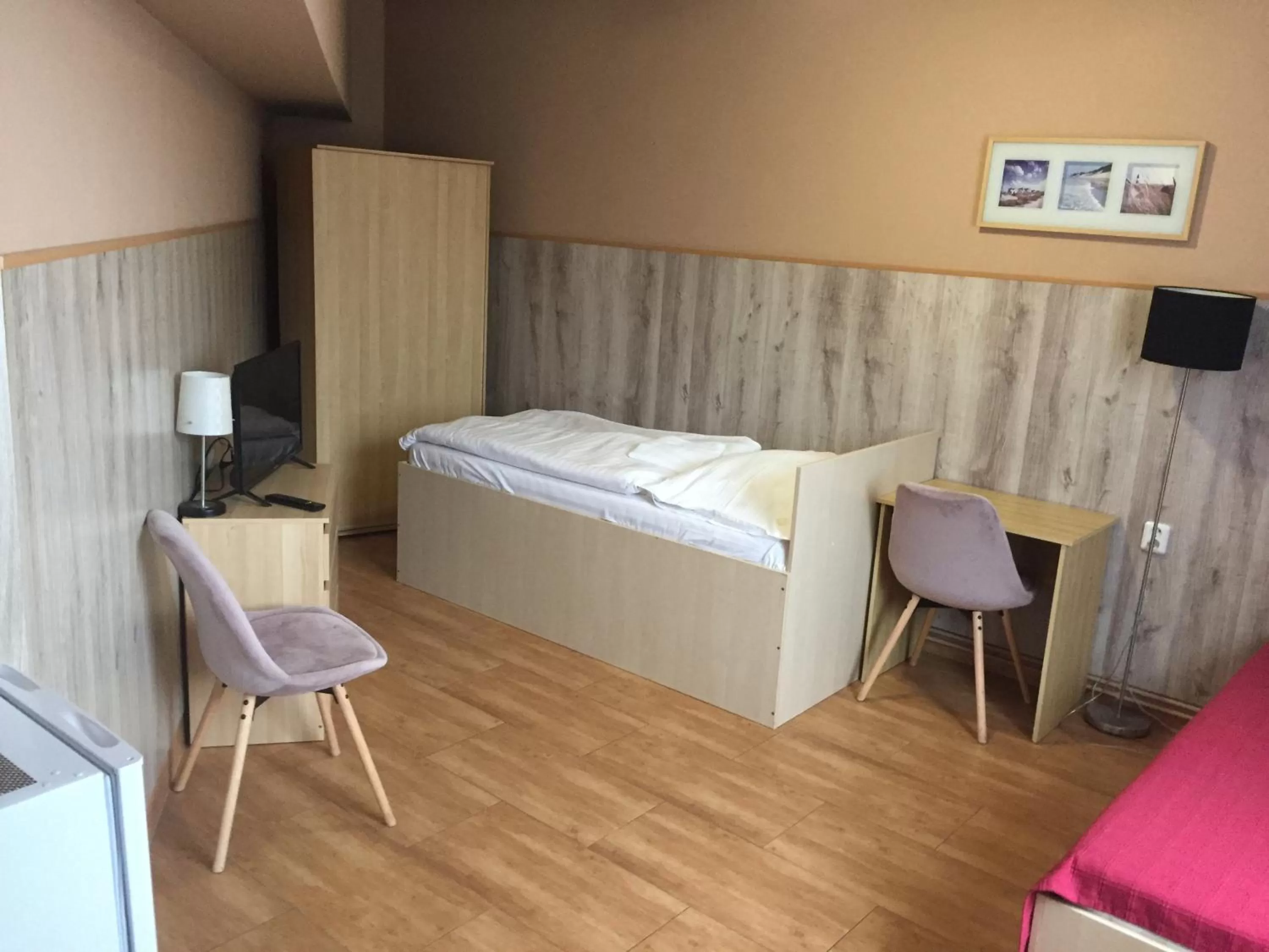 Property building, Bed in Hotel Taurus