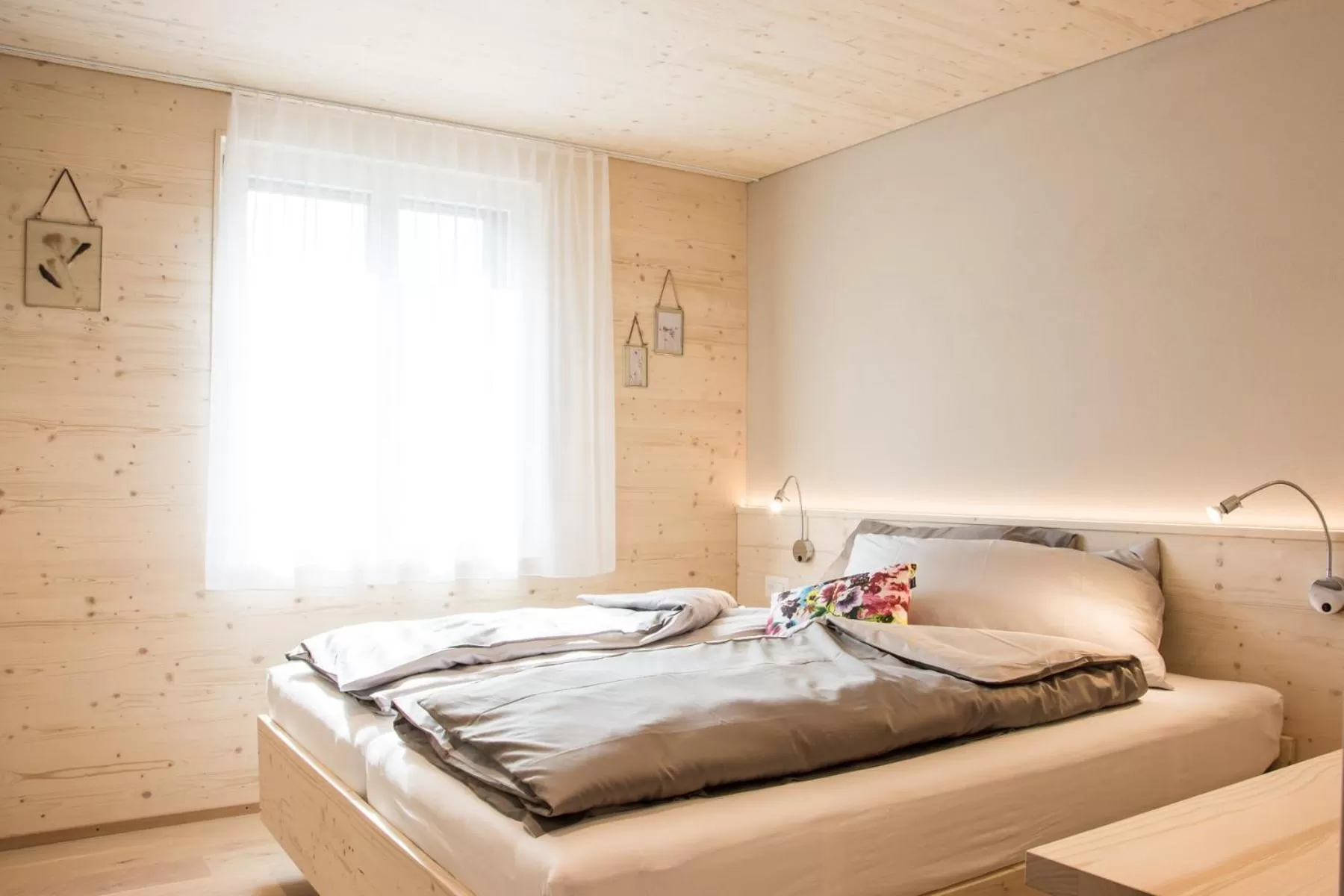 Photo of the whole room in kroneLODGE - Self-Check-In Hotel