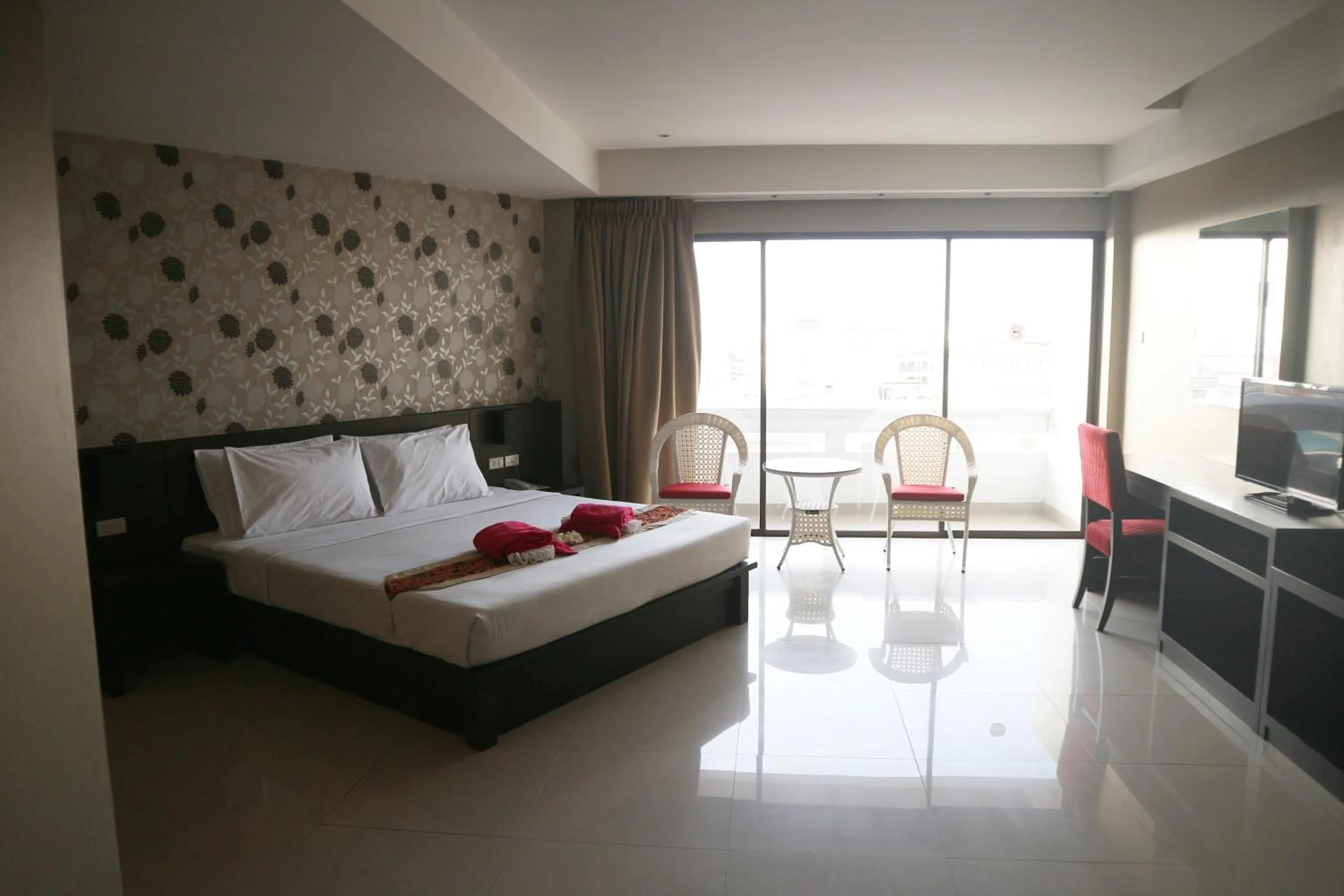 TV and multimedia, Bed in Welcome Plaza Hotel Pattaya