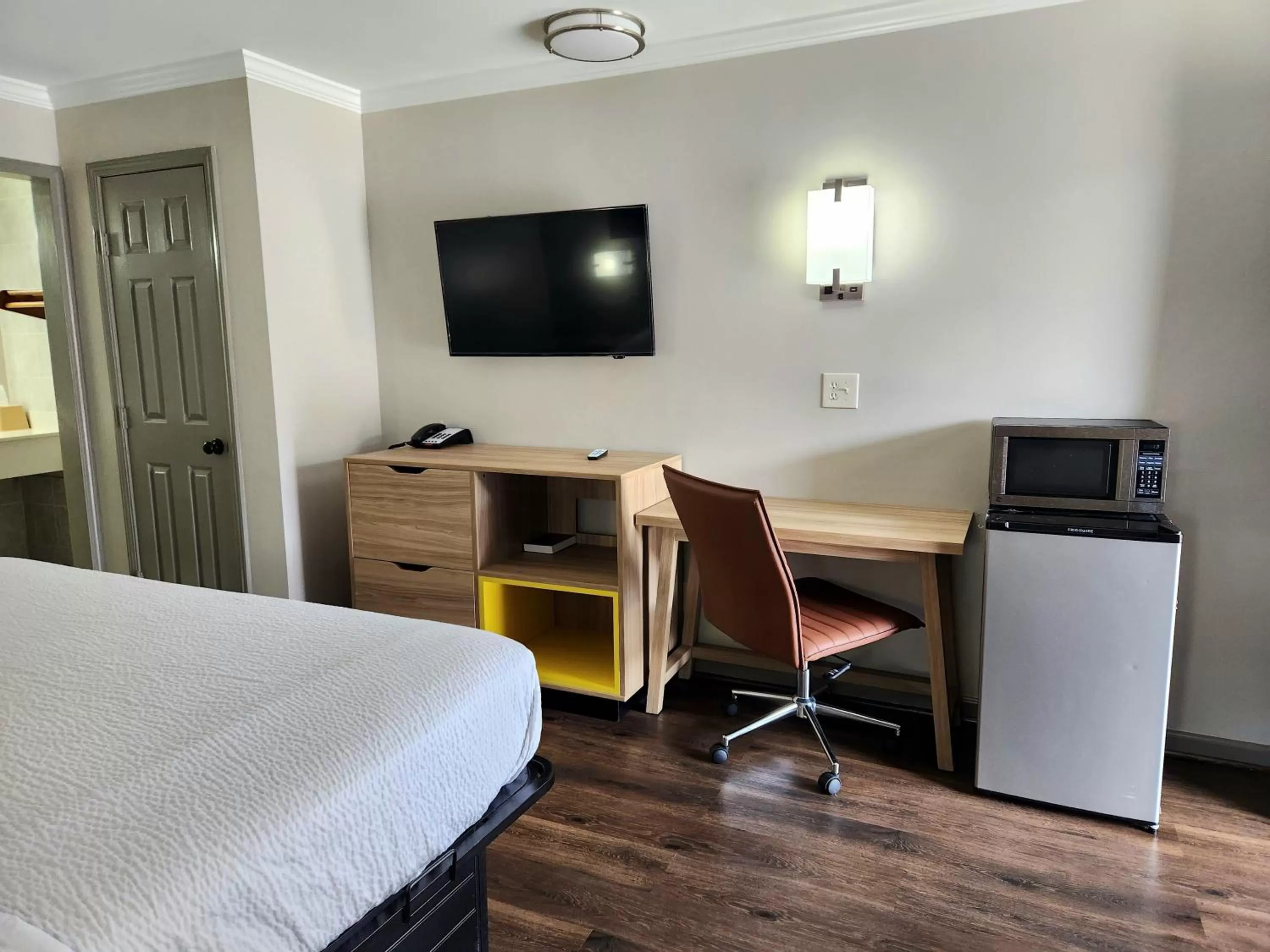 TV and multimedia, Bed in Days Inn by Wyndham Slidell