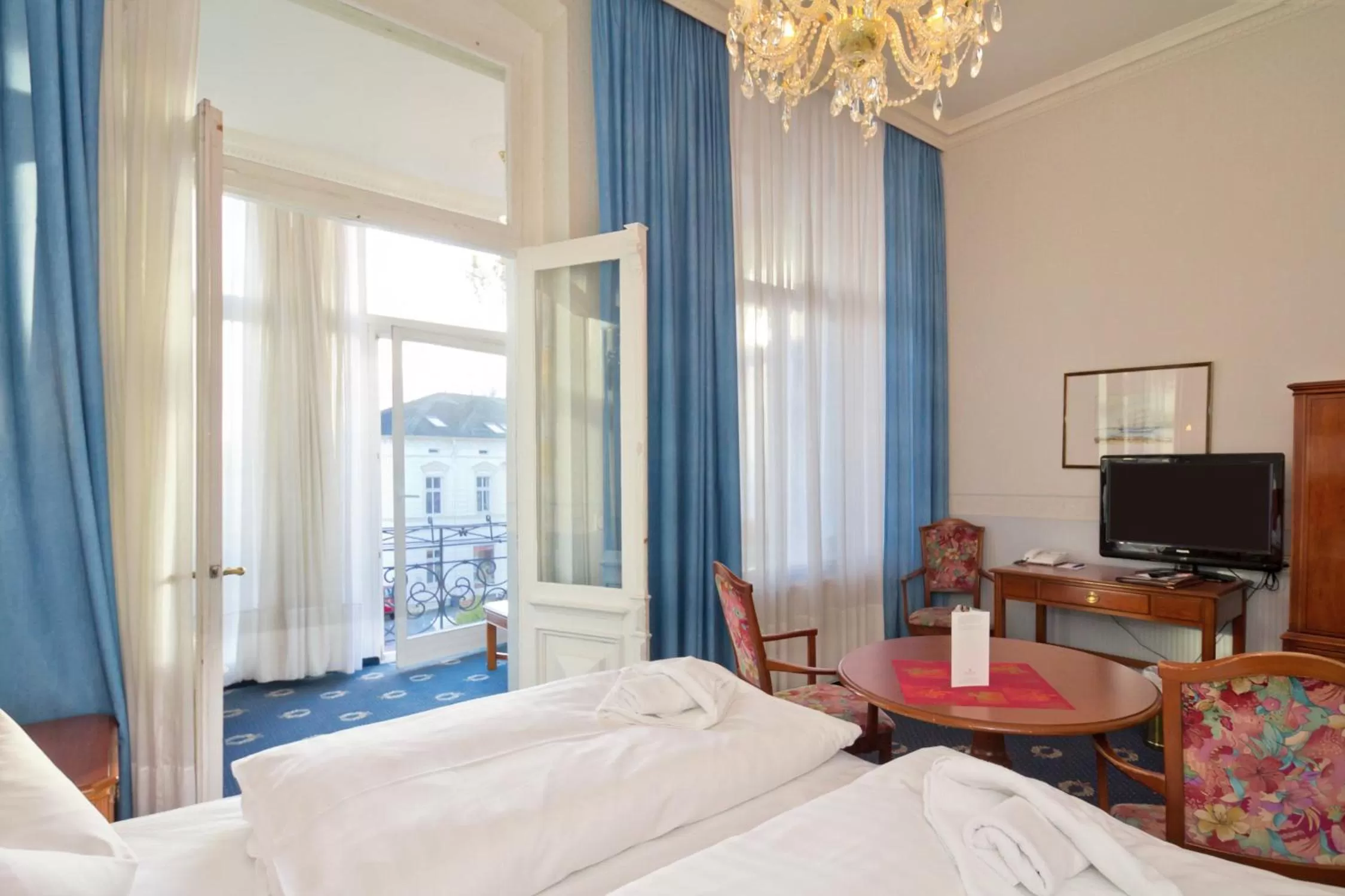 Photo of the whole room, Bed in SEETELHOTEL Villa Esplanade mit Aurora die zwei Villen als Rückzugsorte mit Stil, Genuss und Geschichte