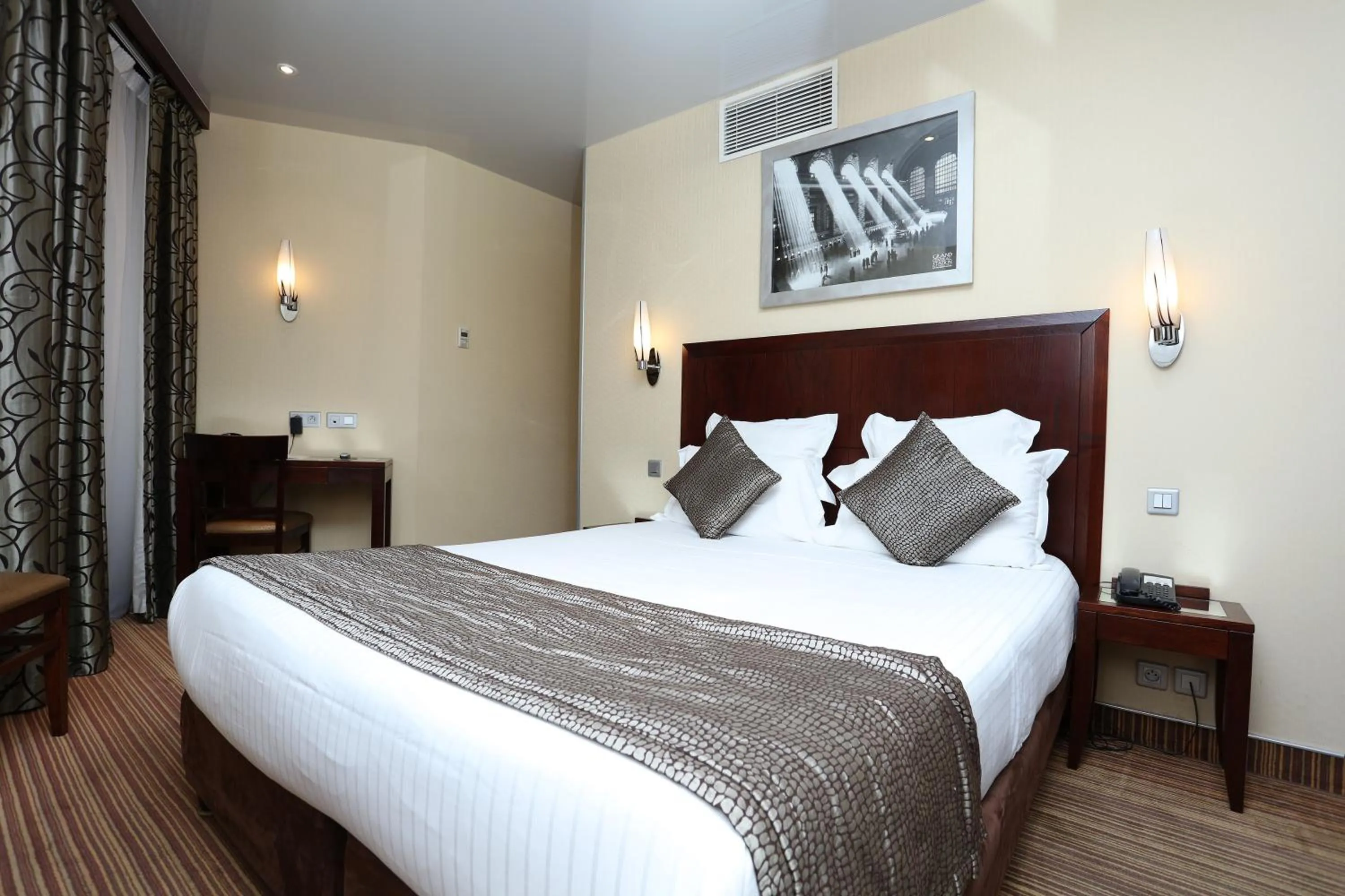 Other, Bed in Grand Hotel Francais