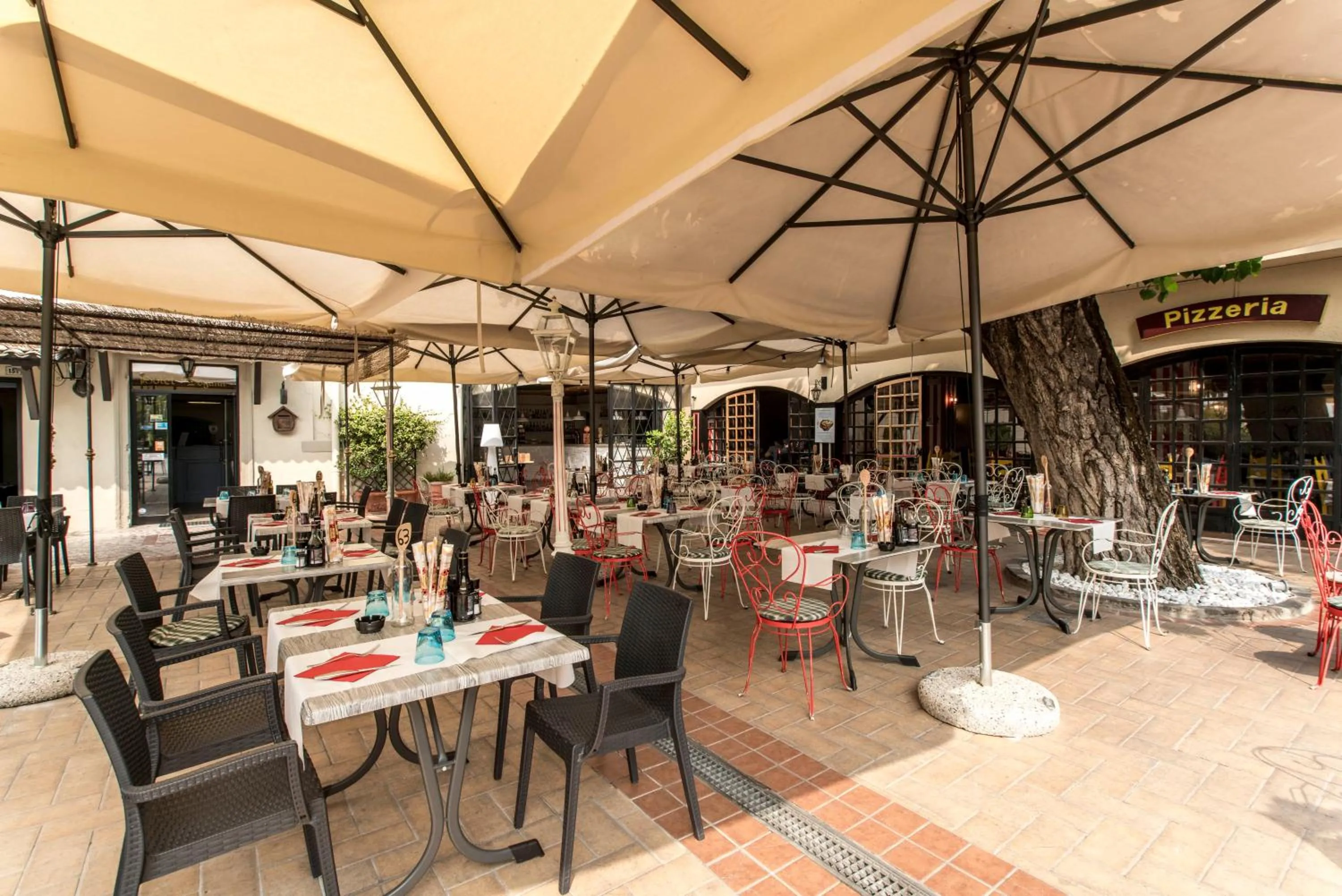 Restaurant/places to eat in Hotel Dogana