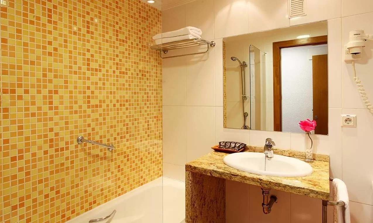 Bathroom in Hotel Playas de Guardamar