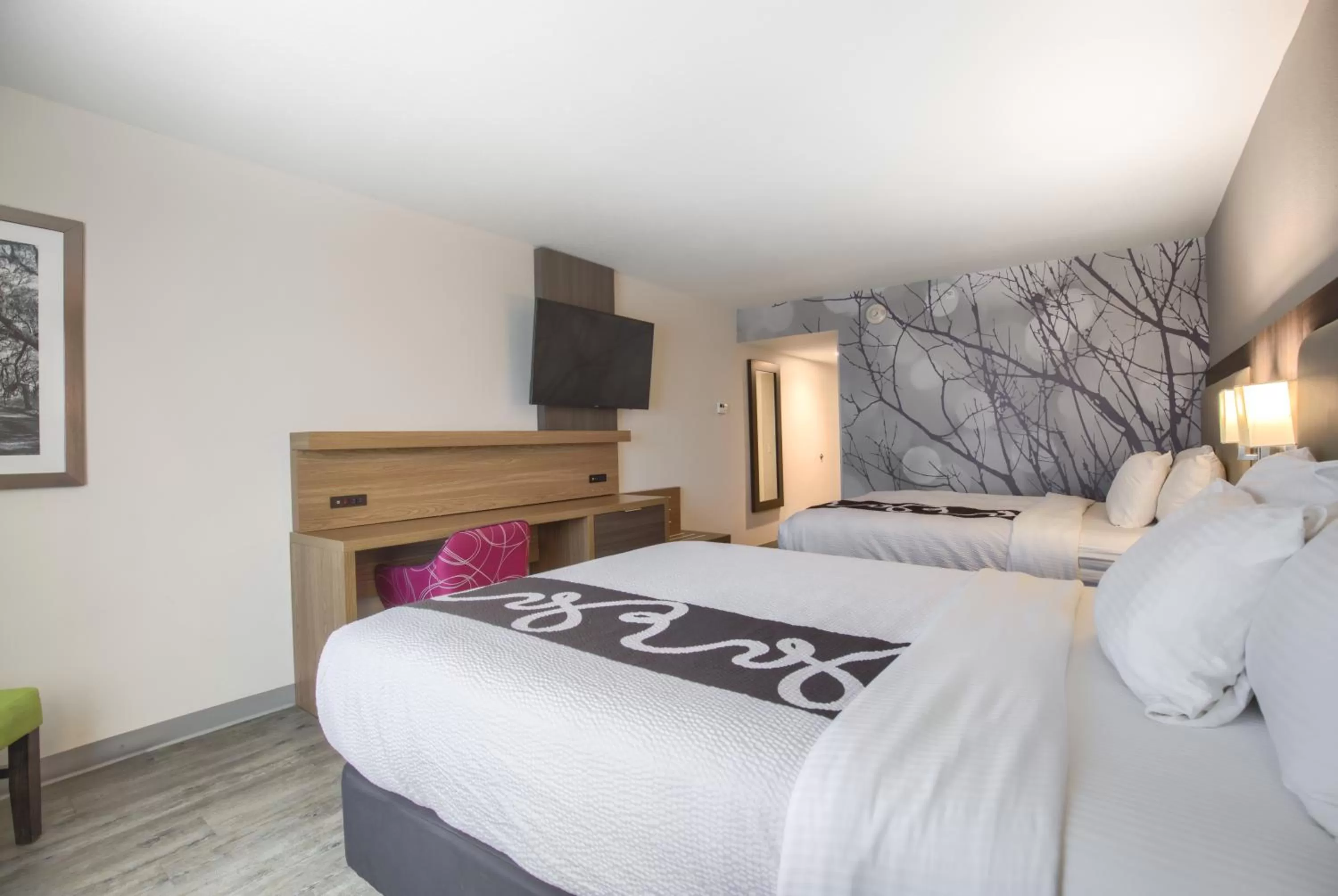 Photo of the whole room, Bed in La Quinta by Wyndham Mobile