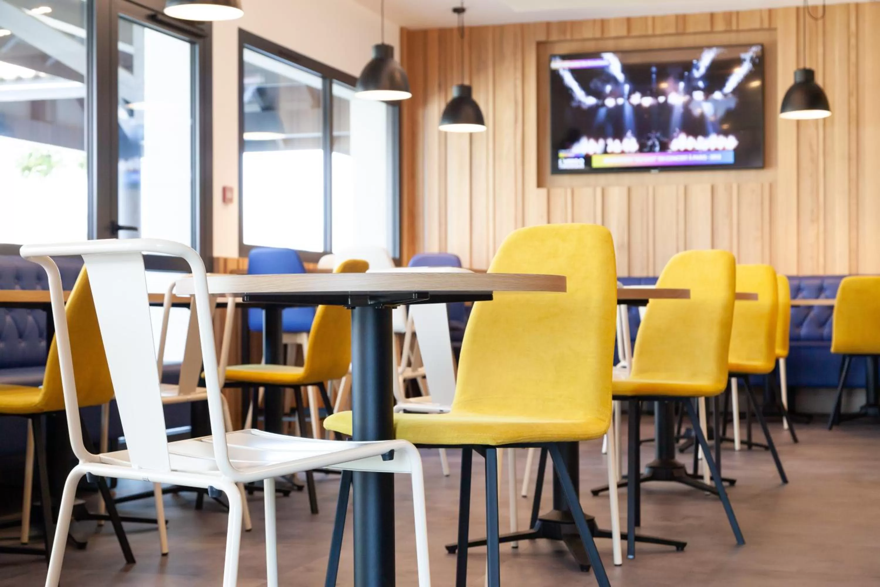 Communal lounge/ TV room in Kyriad Niort-Espace MendesFrance