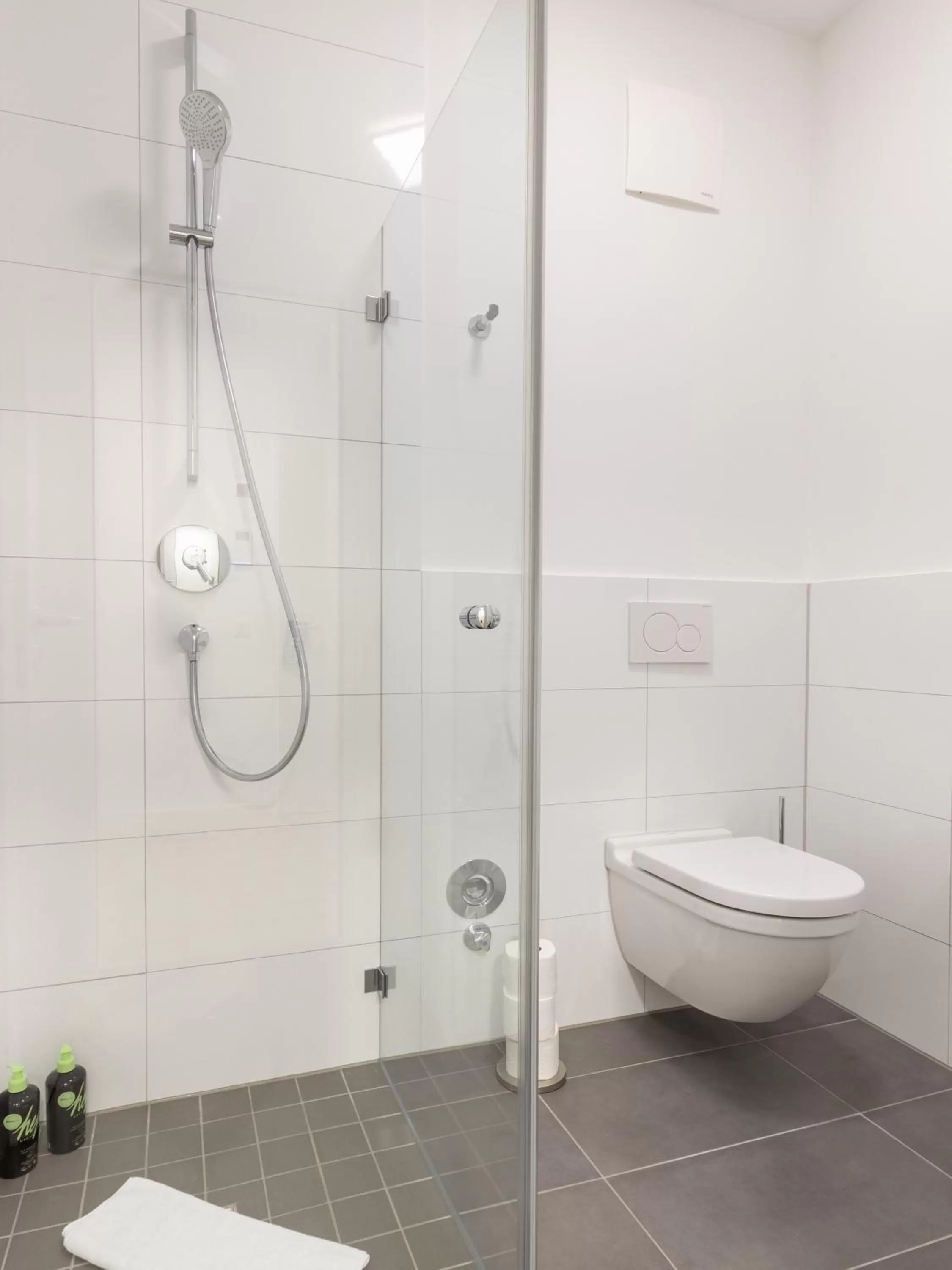 Shower in Limehome Gütersloh Eickhoffstraße