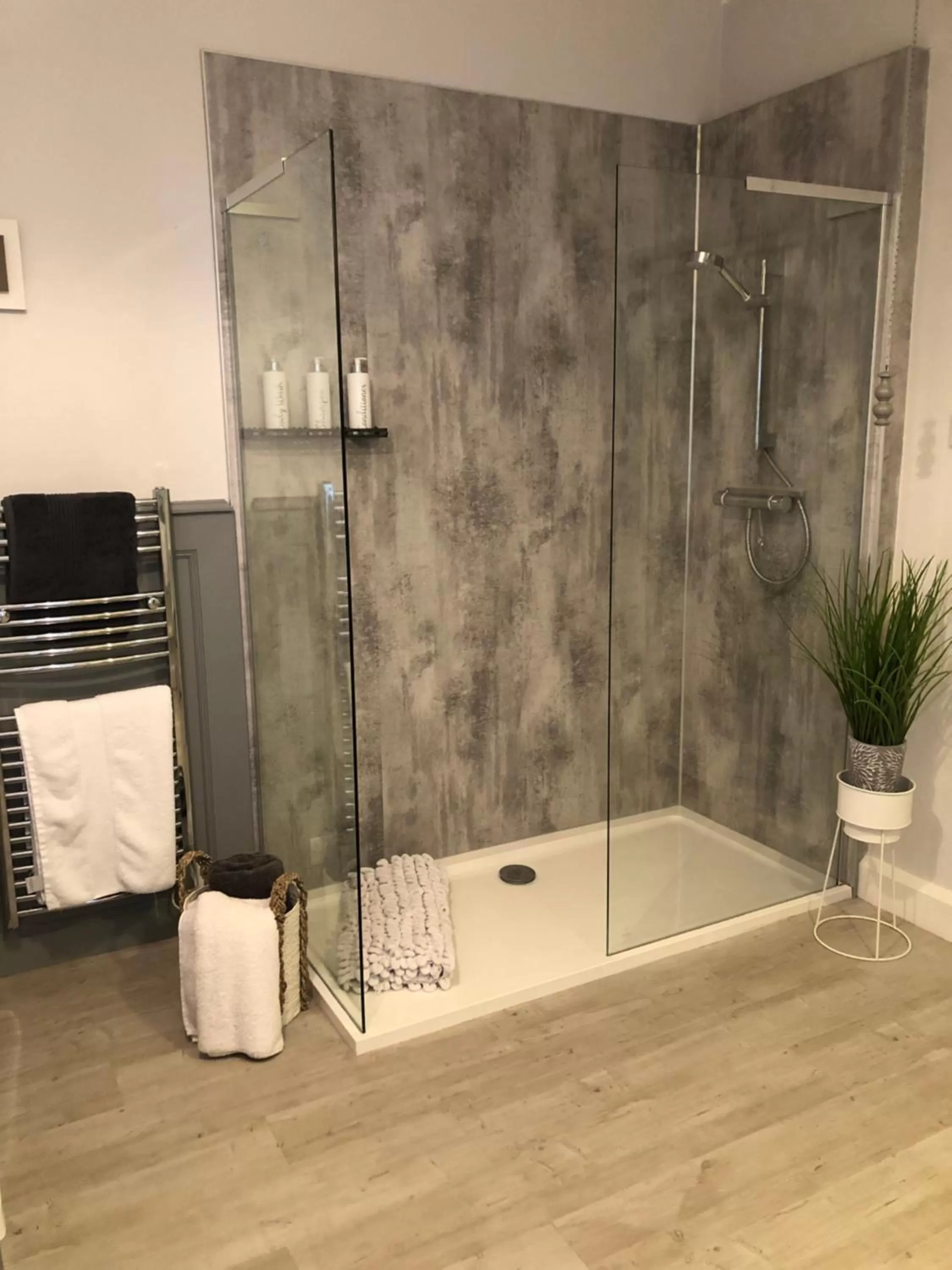 Shower, Bathroom in The Skreen