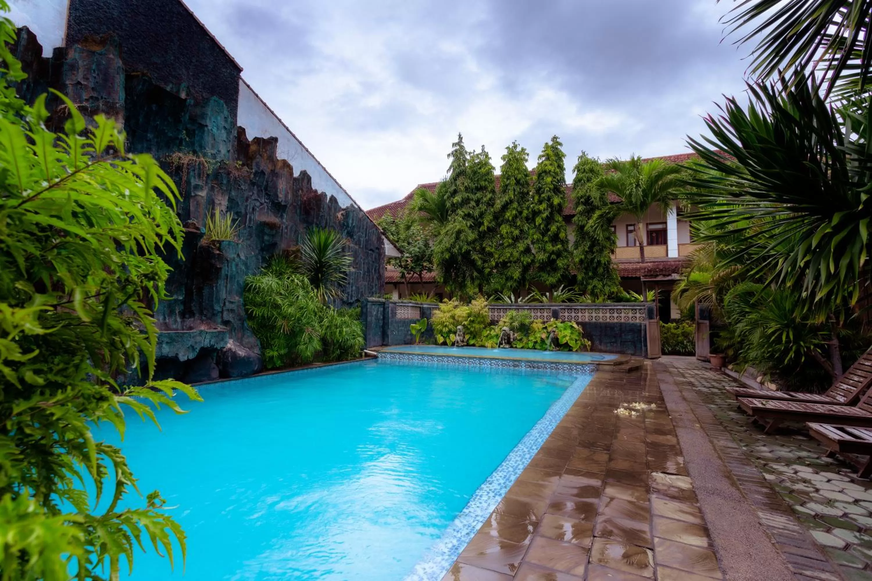 Swimming pool in Hotel Mahkota Plengkung by ecommerceloka