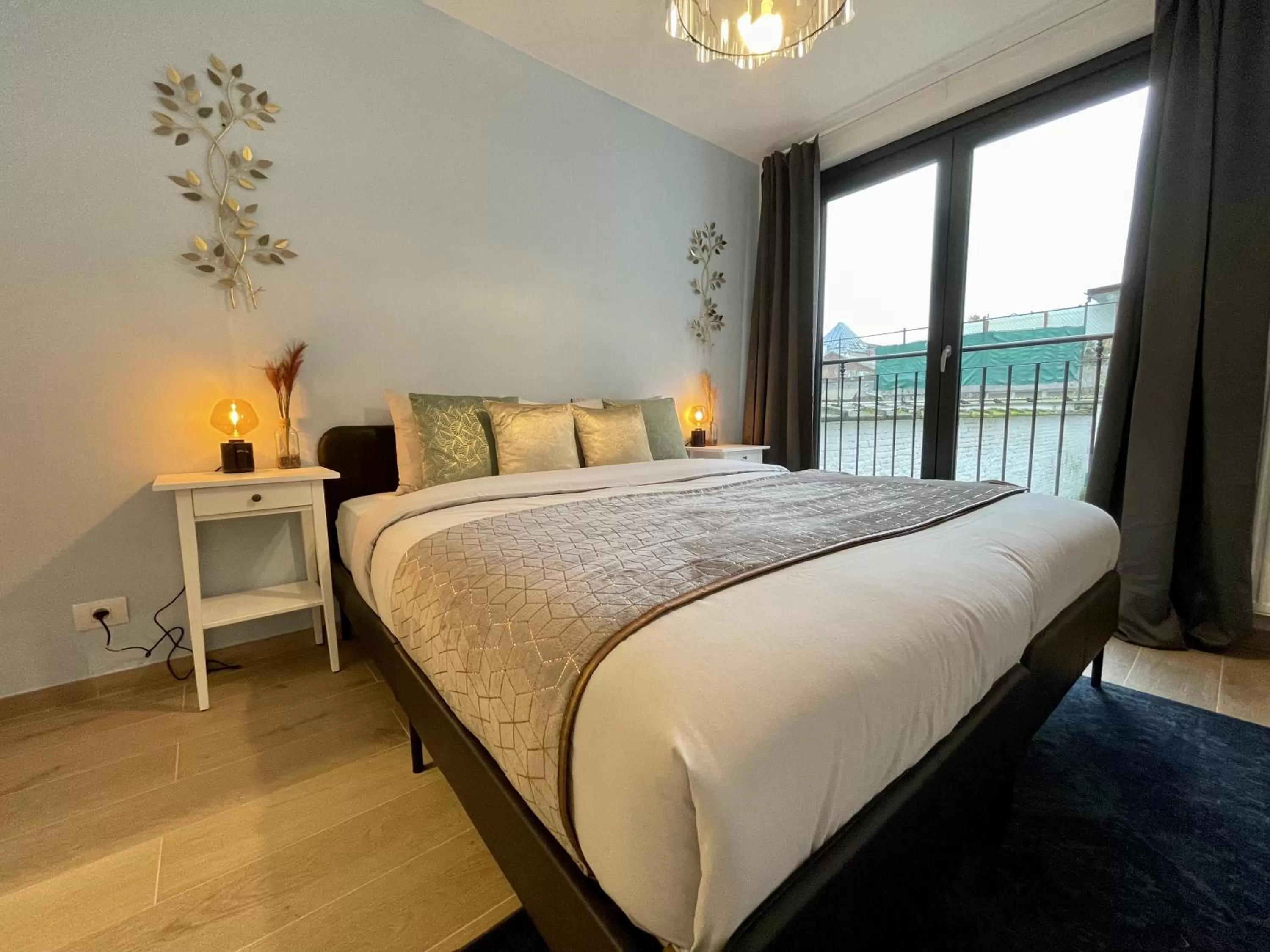 Bedroom, Bed in OneLuxStay near Fashion District