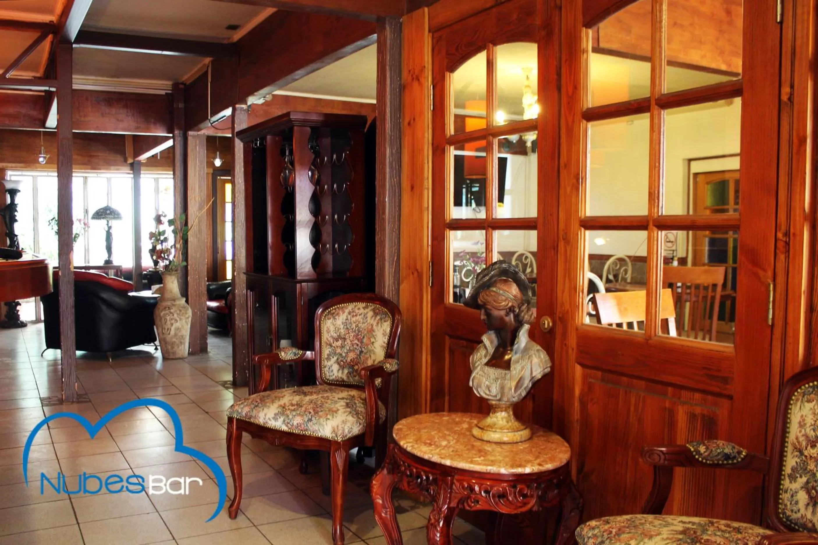 Text overlay, Lounge/Bar in Nubes Hotel