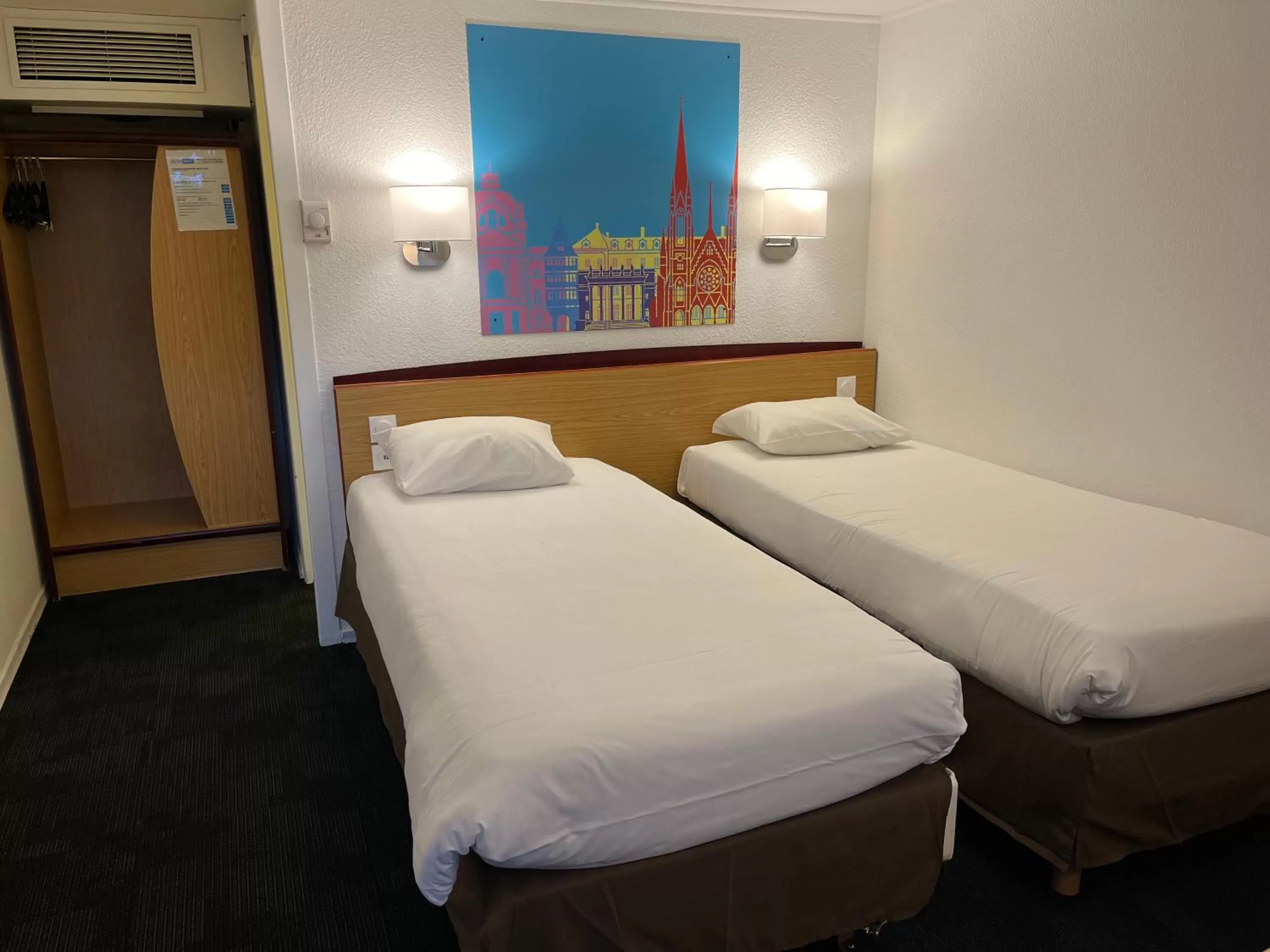 Bedroom, Bed in Kyriad Direct Marseille Ouest - Martigues