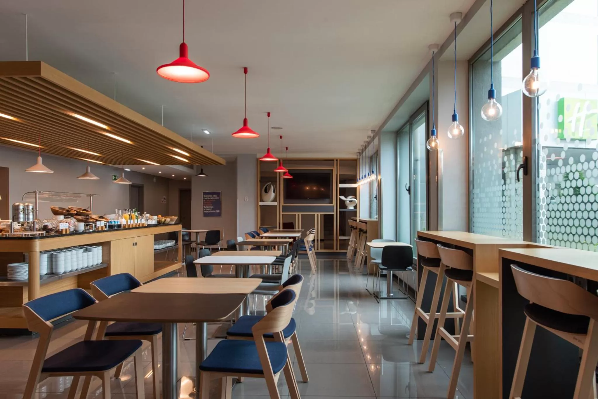 Restaurant/places to eat in Holiday Inn Express Lisbon Airport by IHG