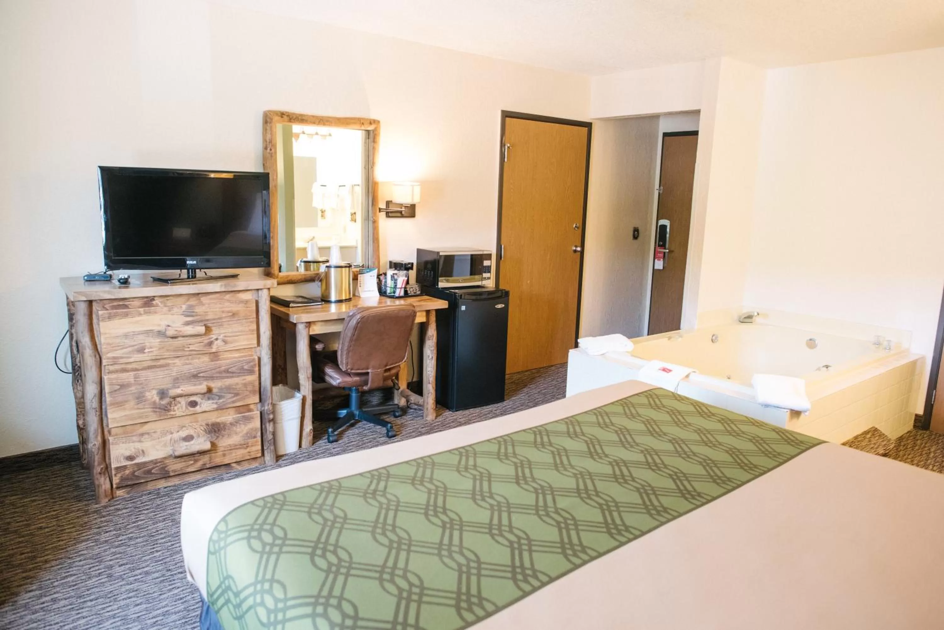 Property building, Bed in Econo Lodge, Downtown Custer Near Custer State Park and Mt Rushmore